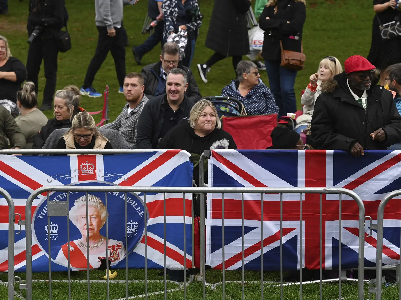 Ľudia čakajú pred štátnym pohrebom britskej kráľovnej Alžbety II. v centre Londýna v pondelok 19. septembra 2022.