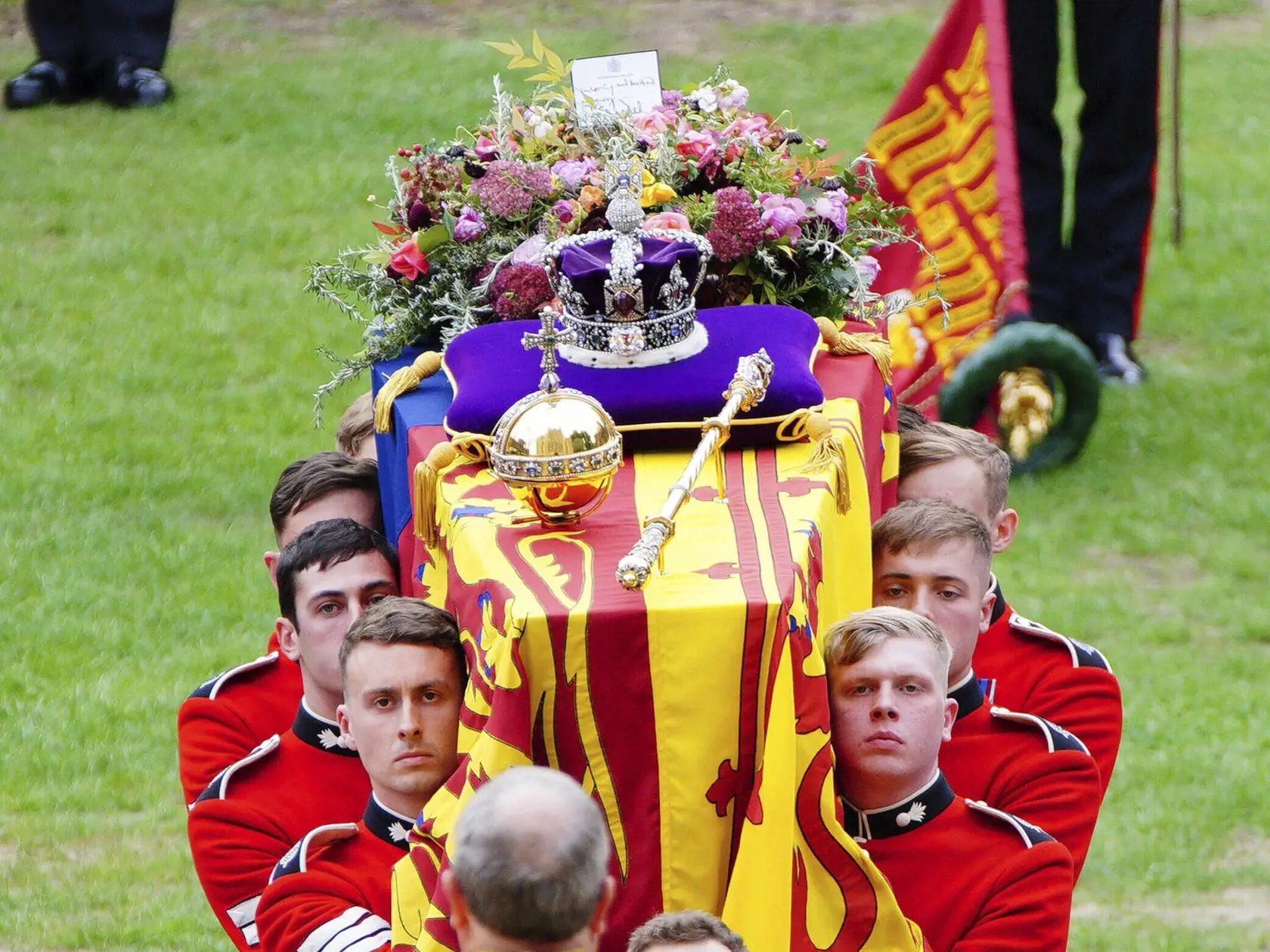 Rakvu s pozostatkami zosnulej britskej kráľovnej Alžbety II. nesú do Kaplnky svätého Juraja na hrade Windsor v pondelok 19. septembra 2022.