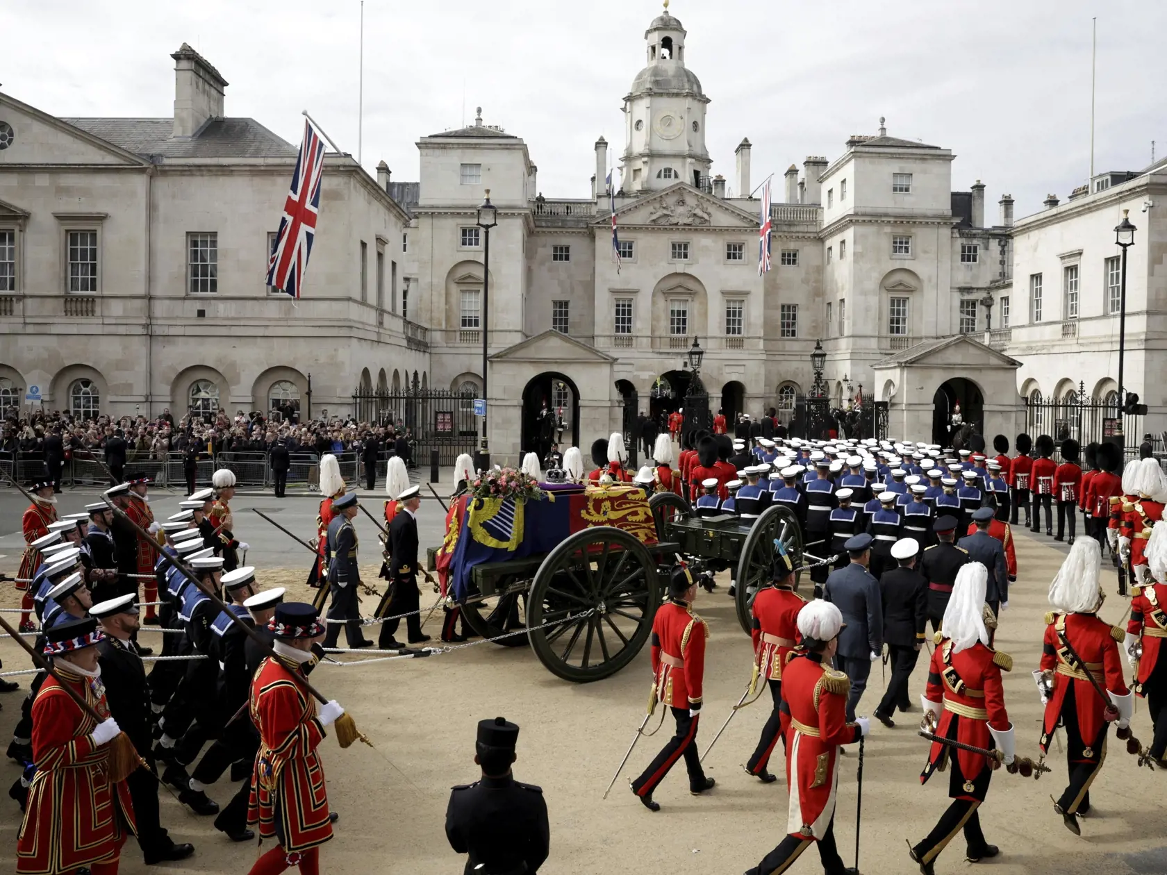 Na snímke rakva s pozostatkami zosnulej britskej kráľovnej Alžbety II., položená na štátnej lafete kráľovského námorníctva ťahanej námorníkmi, počas smútočného sprievodu k Wellingtonovmu oblúku v Londýne v pondelok 19. septembra 2022.