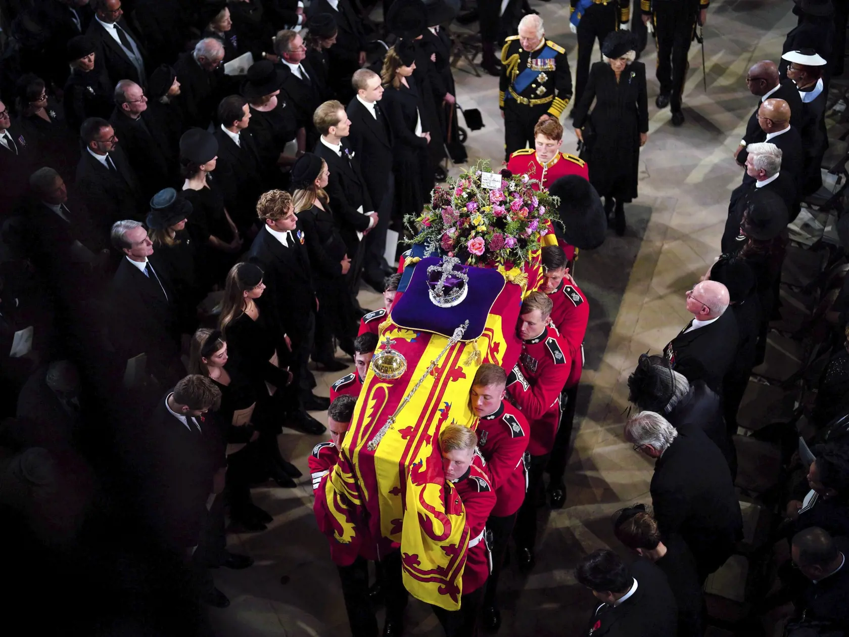 Na snímke rakva s pozostatkami zosnulej britskej kráľovnej Alžbety II. počas obradu rozžehnania sa s telom v Kaplnke svätého Juraja na hrade Windsor v pondelok 19. septembra 2022.