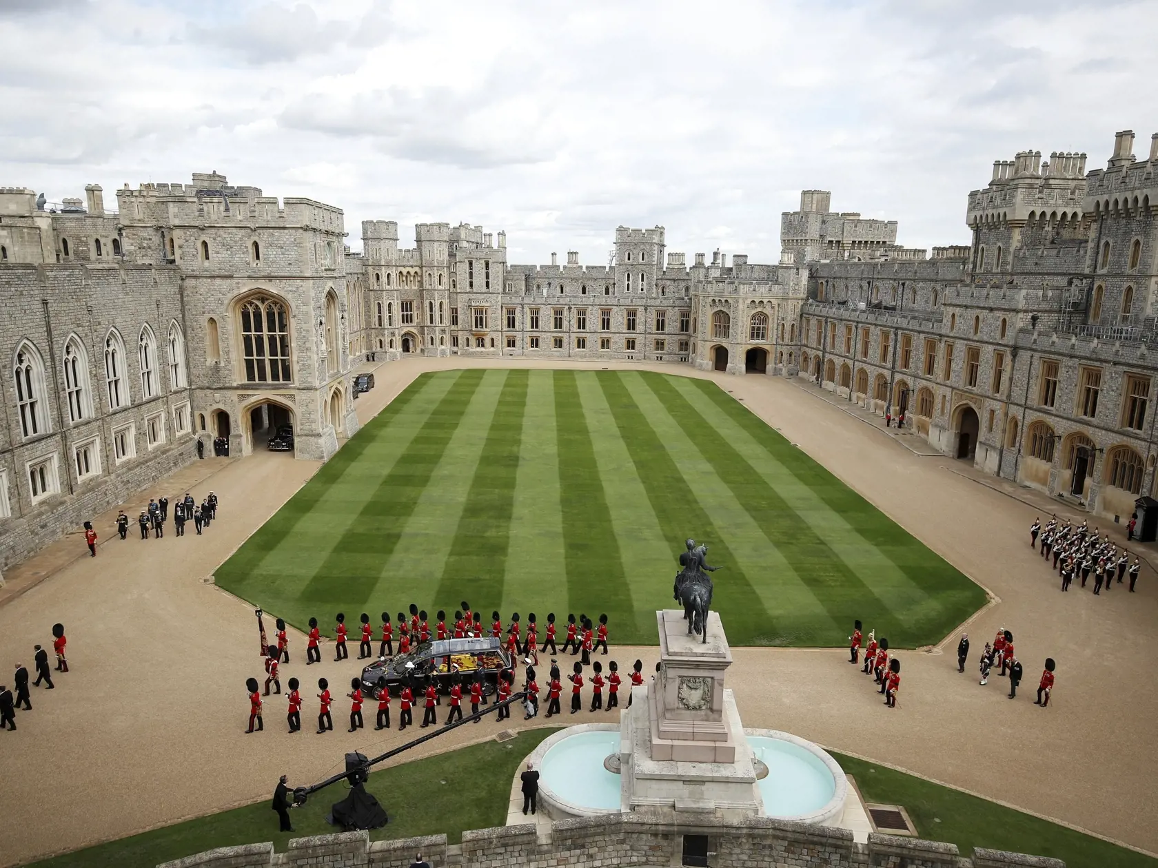 Pohrebný voz preváža rakvu s pozostatkami zosnulej britskej kráľovnej Alžbety II. do Windsorského hradu v pondelok 19. septembra 2022.