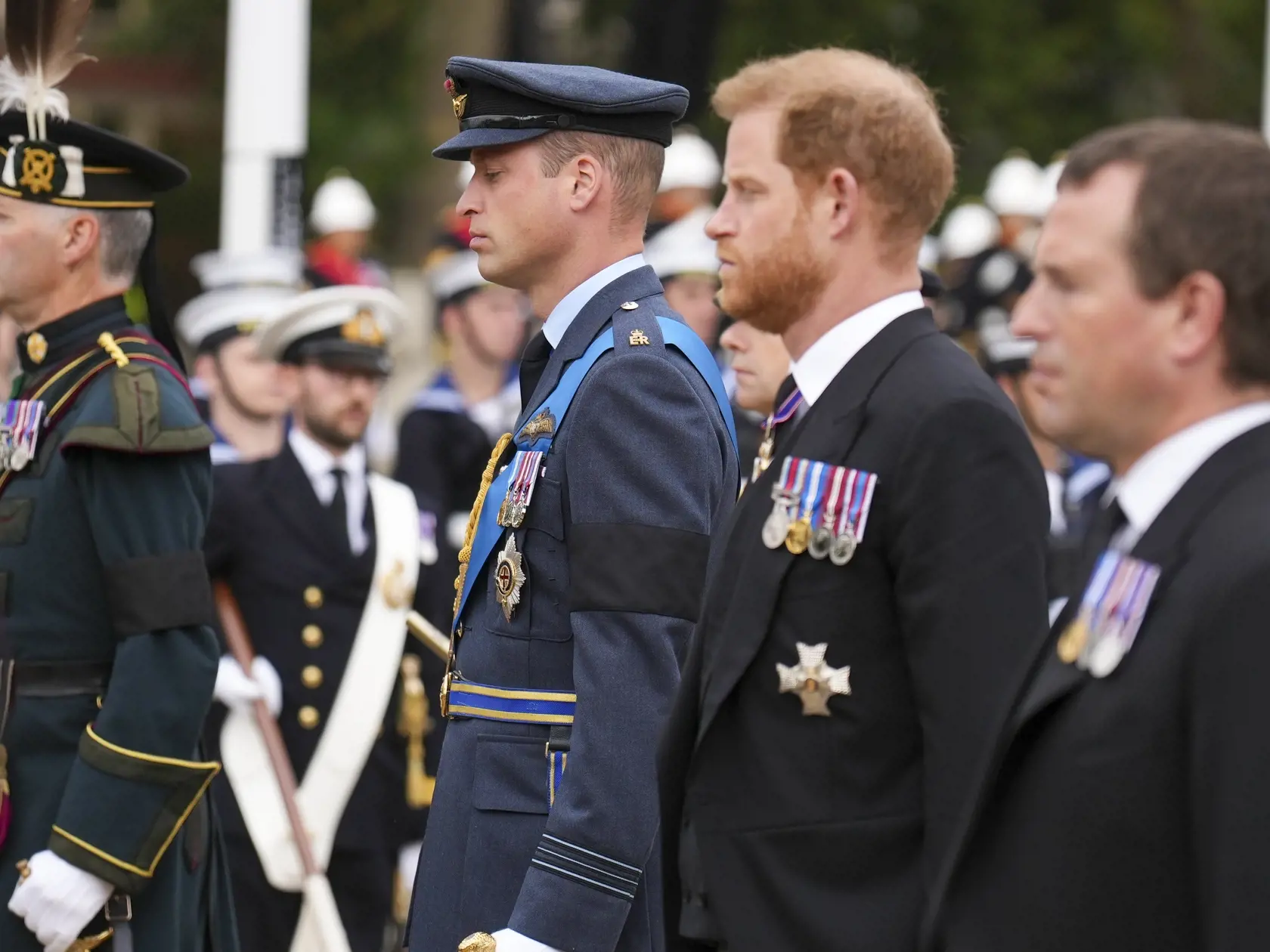 Willliam, britský princ z Walesu (tretí sprava) a britský princ Harry (druhý sprava) kráčajú v sprievode za rakvou britskej kráľovnej Alžbety II.
