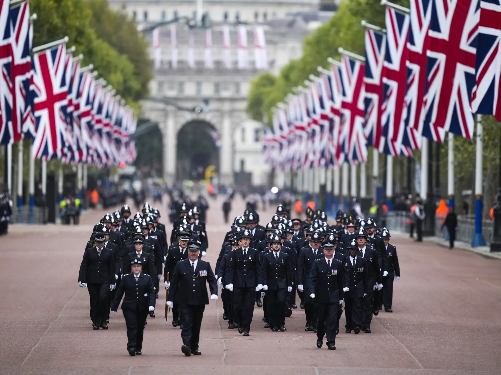WA 28 Londýn - Na snímke policajti pred štátnym pohrebom britskej kráľovnej Alžbety II. v centre Londýna v pondelok 19. septembra 2022. Štátny pohreb panovníčky sa začal vo Westminsterskom opátstve v pondelok o 11.00 h miestneho času (12.00 h SELČ). Alžbeta II., ktorá vládla viac než 70 rokov, zomrela 8. septembra vo veku 96 rokov na zámku Balmoral v Škótsku. Jej pozostatky previezli do Londýna 13. septembra. Novým panovníkom sa automaticky stal jej najstarší syn princ Charles, ktorý si ako kráľ