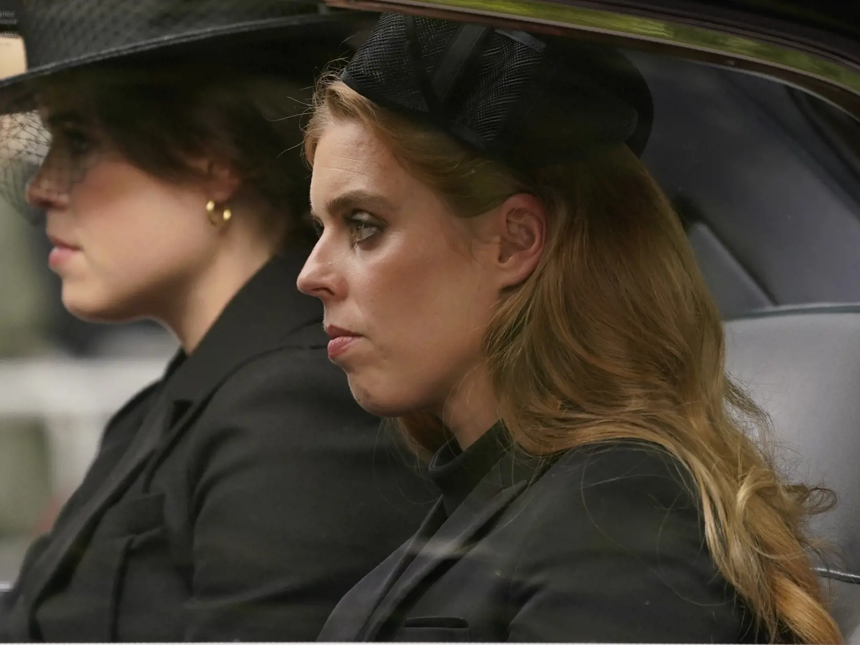 KK12 Londýn - Na snímke zľava britské princezné Eugenie a Beatrice, dcéry britského princa Andrewa, odchádzajú v aute po skončení štátneho pohrebu zosnulej britskej kráľovnej Alžbety II. z Westminsterského opátstva v Londýne v pondelok 19. septembra 2022. Štátny pohreb panovníčky sa začal v pondelok o 11.00 h (12.00 SELČ). Rakvu následne previezli k Wellingtonovmu víťaznému oblúku a ďalšie obrady sa uskutočnili v priestoroch Windsorského hradu. Kráľovná Alžbeta II. zomrela 8. septembra vo veku 9