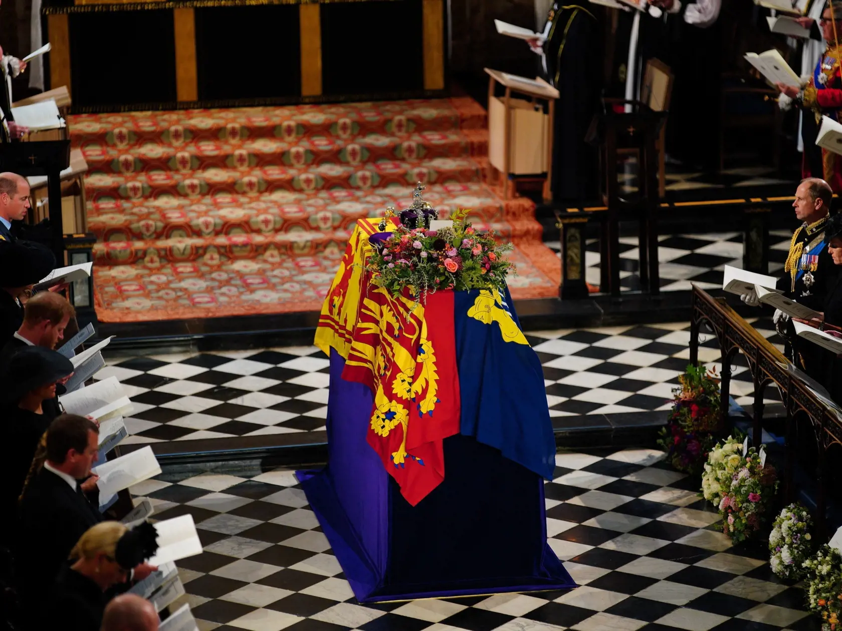 KK41 Windsor - Na snímke členovia kráľovskej rodiny počas obradu rozžehnania sa s telom britskej kráľovnej Alžbety II. v Kaplnke svätého Juraja na hrade Windsor v pondelok 19. septembra 2022. Obrad rozžehnania sa s telom kráľovnej Alžbety II. sa uskutočnil o 17.00 h SELČ vo windsorskej Kaplnke sv. Juraja. Tam panovníčku v rámci súkromného obradu o 20.30 h SELČ aj pochovajú po boku jej manžela princa Philipa, ktorý zomrel vlani v apríli vo veku 99 rokov. Kráľovná Alžbeta II. zomrela 8. septembra 