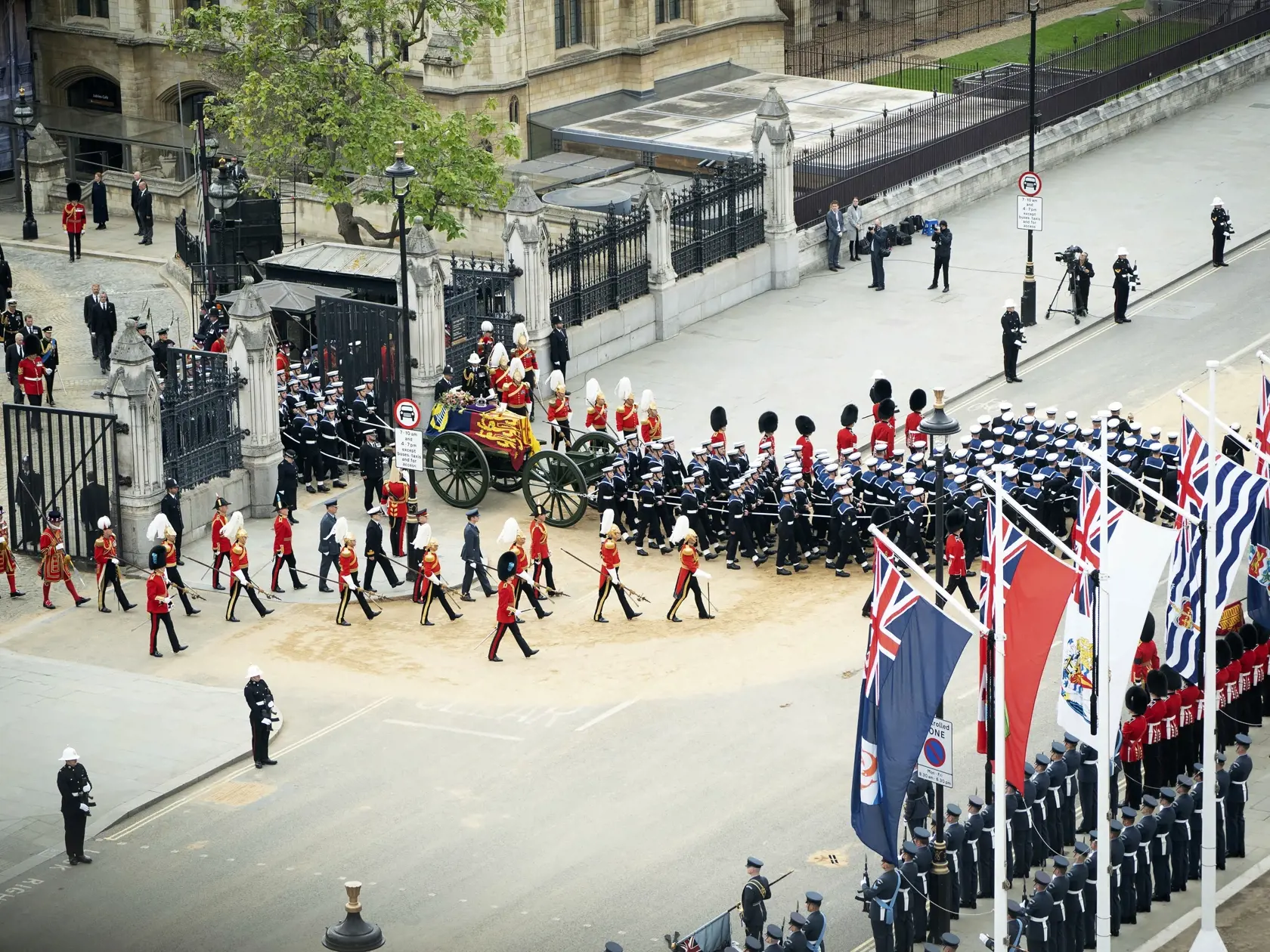 KK3 Londýn - Rakvu s pozostatkami zosnulej britskej kráľovnej Alžbety II. prevážajú po skončení štátneho pohrebu z Westminsterského opátstva v Londýne v pondelok 19. septembra 2022. Štátny pohreb panovníčky sa začal v pondelok o 11.00 h (12.00 SELČ). Rakvu následne previezli k Wellingtonovmu víťaznému oblúku a ďalšie obrady sa uskutočnili v priestoroch Windsorského hradu. Kráľovná Alžbeta II. zomrela 8. septembra vo veku 96 rokov vo svojom letnom sídle Balmoral v Škótsku. FOTO TASR/AP


The Stat