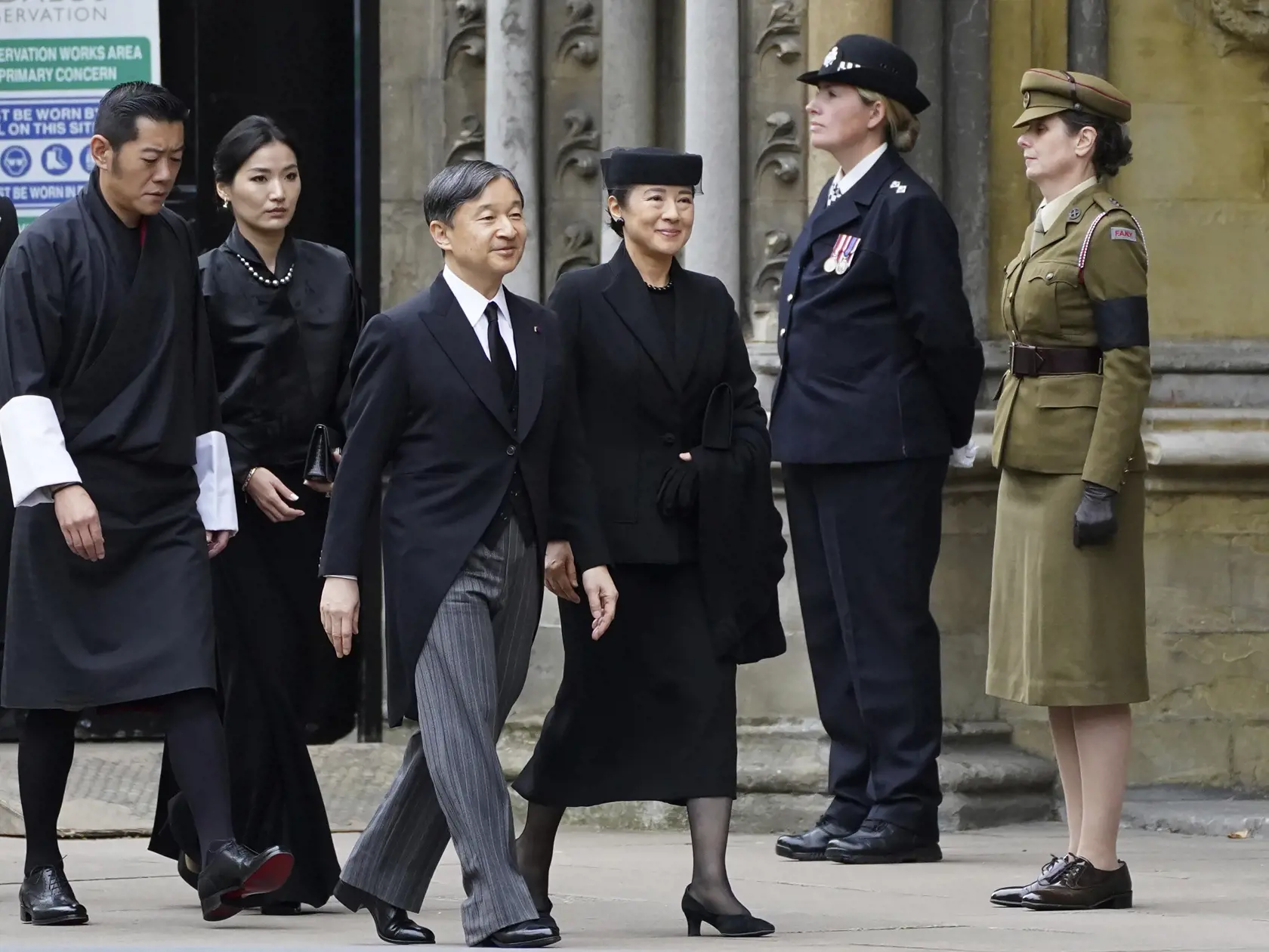KK13 Londýn - Na snímke japonský cisár Naruhito (tretí zľava), japonská cisárovná Masako (štvrtá vľavo),  bhutánsky kráľ Jigme Khesar Namgyel Wangchuck (vľavo) a kráľovná Jetsun Pema prichádzajú na štátny pohreb zosnulej britskej kráľovnej Alžbety II. z Westminsterského opátstva v Londýne v pondelok 19. septembra 2022. Štátny pohreb panovníčky sa začal v pondelok o 11.00 h (12.00 SELČ). Rakvu následne previezli k Wellingtonovmu víťaznému oblúku a ďalšie obrady sa uskutočnili v priestoroch Windso