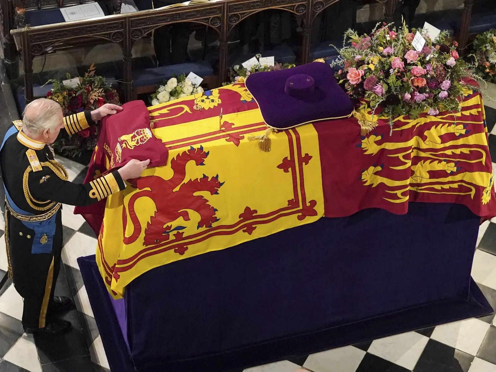 Kráľ Charles III. sa pri truhle lúči s matkou a kráľovnou Alžbetou II.