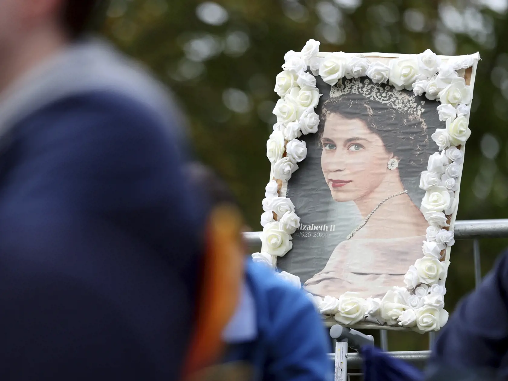 Na snímke fotografia britskej kráľovnej Alžbety II. je ozdobená kvetmi pred Kaplnkou svätého Juraja vo Windsore.