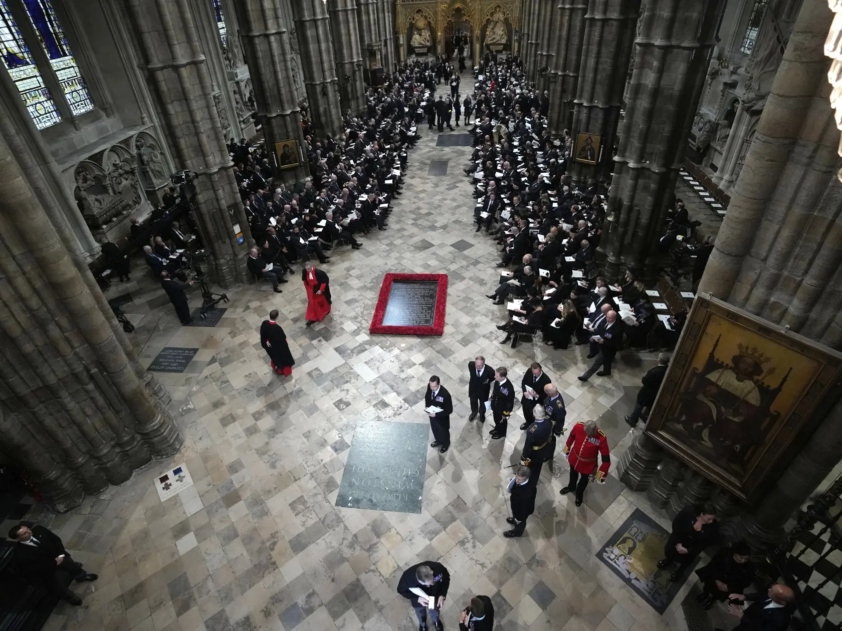 WA 34 Londýn - Hostia prichádzajú na štátny pohreb britskej kráľovnej Alžbety II. do Westminsterského opátstva v Londýne v pondelok 19. septembra 2022. Štátny pohreb panovníčky sa začal vo Westminsterskom opátstve v pondelok o 11.00 h miestneho času (12.00 h SELČ). Alžbeta II., ktorá vládla viac než 70 rokov, zomrela 8. septembra vo veku 96 rokov na zámku Balmoral v Škótsku. Jej pozostatky previezli do Londýna 13. septembra. Novým panovníkom sa automaticky stal jej najstarší syn princ Charles, k