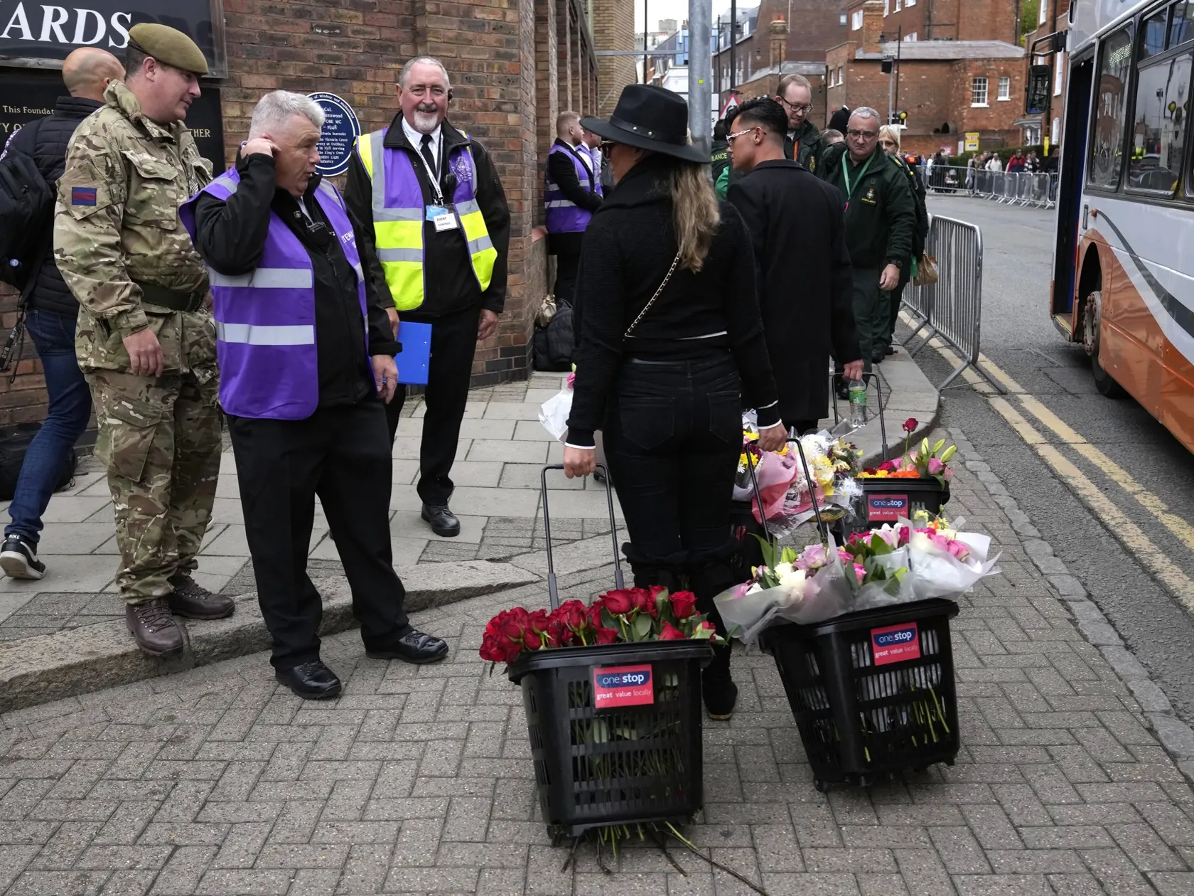 WA 71 Windsor - Ľudia prichádzajú s košíkmi kvetov pred Windsorský hrad pred príchodm rakvy zosnulej britskej kráľovnej Alžbety II., ktorú pochovajú
v Pamätnej kaplnke kráľa Juraja VI. po boku jej manžela Princa Philipa, ktorý zomrel vlani vo Windsore v pondelok 19. septembra 2022. Kráľovná Alžbeta II. zomrela 8. septembra vo veku 96 rokov vo svojom letnom sídle Balmoral v Škótsku. FOTO TASR/AP


People arrive with carts of flowers outside Windsor Castle as they wait for the coffin of Queen Eliz