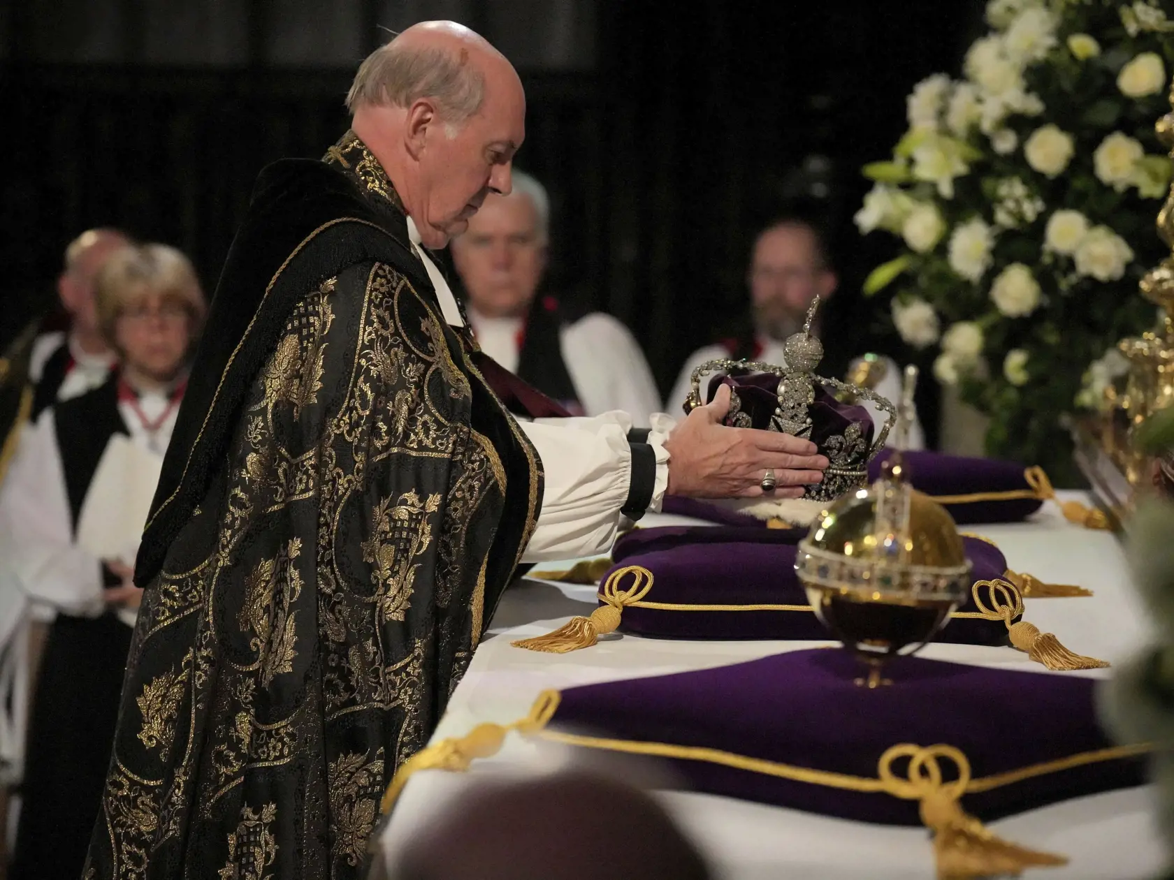 KK50 Windsor - Na snímke windsorský dekan David Conner počas obradu rozžehnania sa s telom britskej kráľovnej Alžbety II. v Kaplnke svätého Juraja na hrade Windsor v pondelok 19. septembra 2022. Obrad rozžehnania sa s telom kráľovnej Alžbety II. sa uskutočnil vo windsorskej Kaplnke sv. Juraja. Tam panovníčku v rámci súkromného obradu aj pochovali po boku jej manžela princa Philipa, ktorý zomrel vlani v apríli vo veku 99 rokov. Kráľovná Alžbeta II. zomrela 8. septembra vo veku 96 rokov vo svojom 