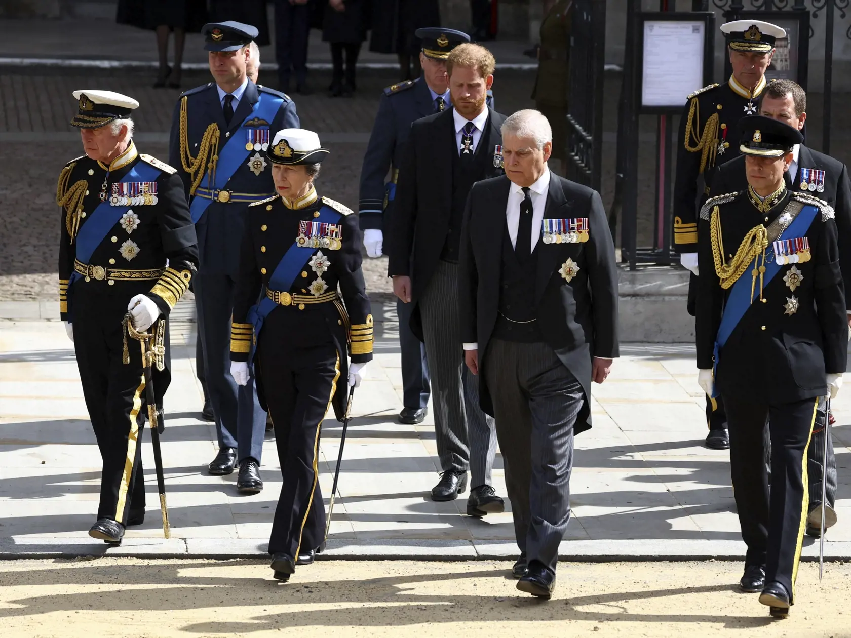KK14 Londýn - Na snímke zľava britský kráľ Karol III., princezná Anna, princ Andrew, princ Edward, princ William, princ Harry, Peter Phillips a Timothy Laurence odchádzajú po skončení štátneho pohrebu zosnulej britskej kráľovnej Alžbety II. z Westminsterského opátstva v Londýne v pondelok 19. septembra 2022. Štátny pohreb panovníčky sa začal v pondelok o 11.00 h (12.00 SELČ). Rakvu následne previezli k Wellingtonovmu víťaznému oblúku a ďalšie obrady sa uskutočnili v priestoroch Windsorského hrad