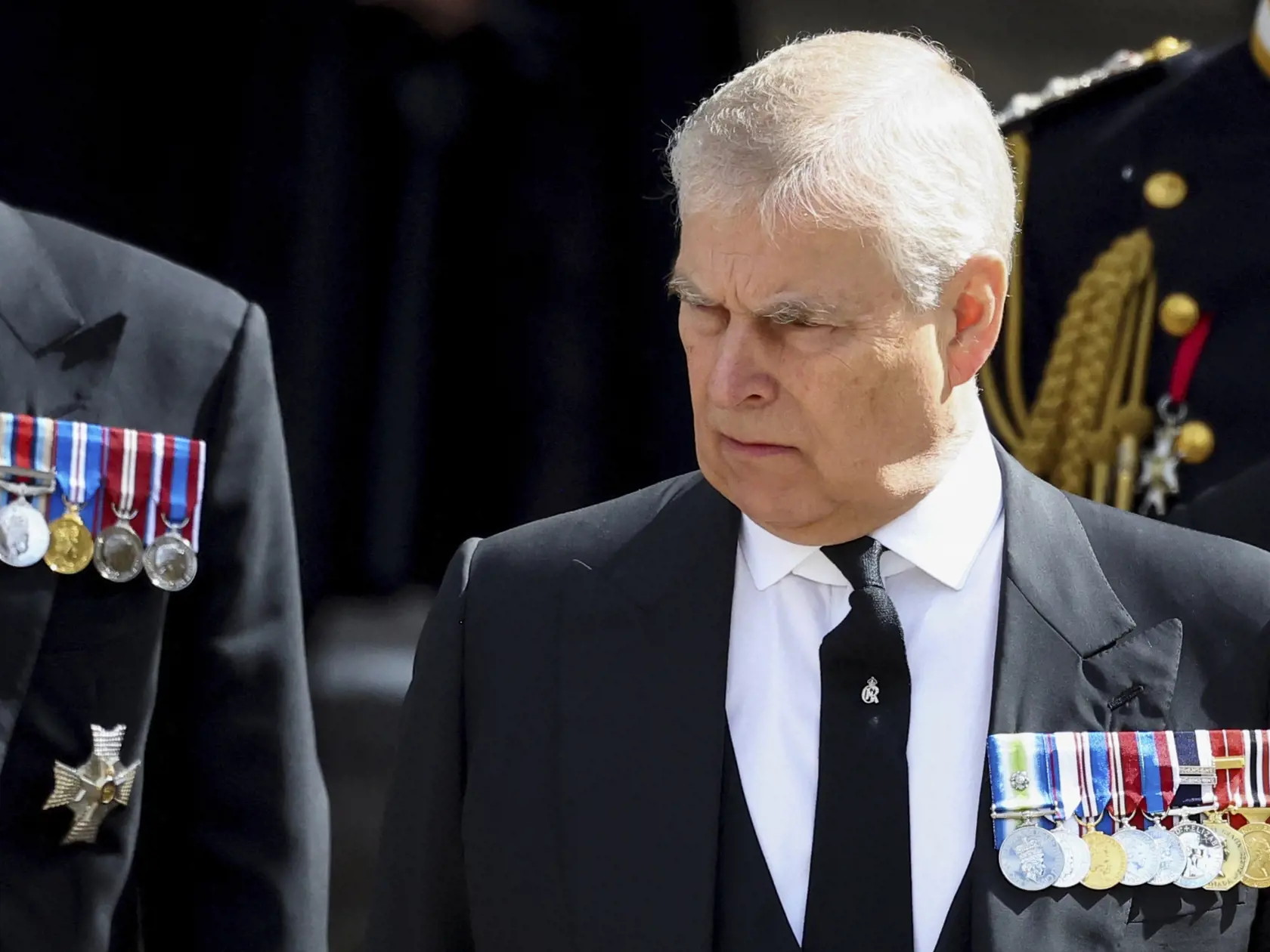 WA 78 Londýn - Na snímke britský princ Andrew sa účastní na štátnom pohrebe britskej kráľovnej Alžbety II. vo Westminsterskom opátstve v Londýne v pondelok 19. septembra 2022. Štátny pohreb panovníčky sa začal v pondelok o 11.00 h (12.00 SELČ). Kráľovná Alžbeta II. zomrela 8. septembra vo veku 96 rokov vo svojom letnom sídle Balmoral v Škótsku. FOTO TASR/AP


Britain's Prince Andrew attends the state funeral of Queen Elizabeth II, in London, Monday Sept. 19, 2022. (Hannah Mckay/Pool Photo via AP