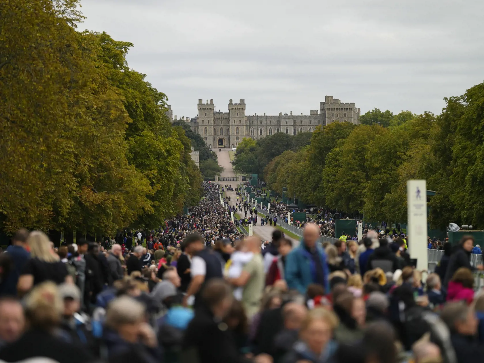 WA 86 Windsor - Ľudia stoja pozdĺž cesty vedúcej k Windsorskému hradu pred príchodm rakvy s pozostatkami britskej kráľovnej Alžbety II. vo Windsore v pondelok 19. septembra 2022. Panovníčku pochovali vo windsorskej Kaplnke sv. Juraja v rámci súkromného obradu po boku jej manžela princa Philipa, ktorý zomrel vlani v apríli vo veku 99 rokov. Kráľovná Alžbeta II. zomrela 8. septembra vo veku 96 rokov vo svojom letnom sídle Balmoral v Škótsku. FOTO TASR/AP


People stand along the Long Walk outside 