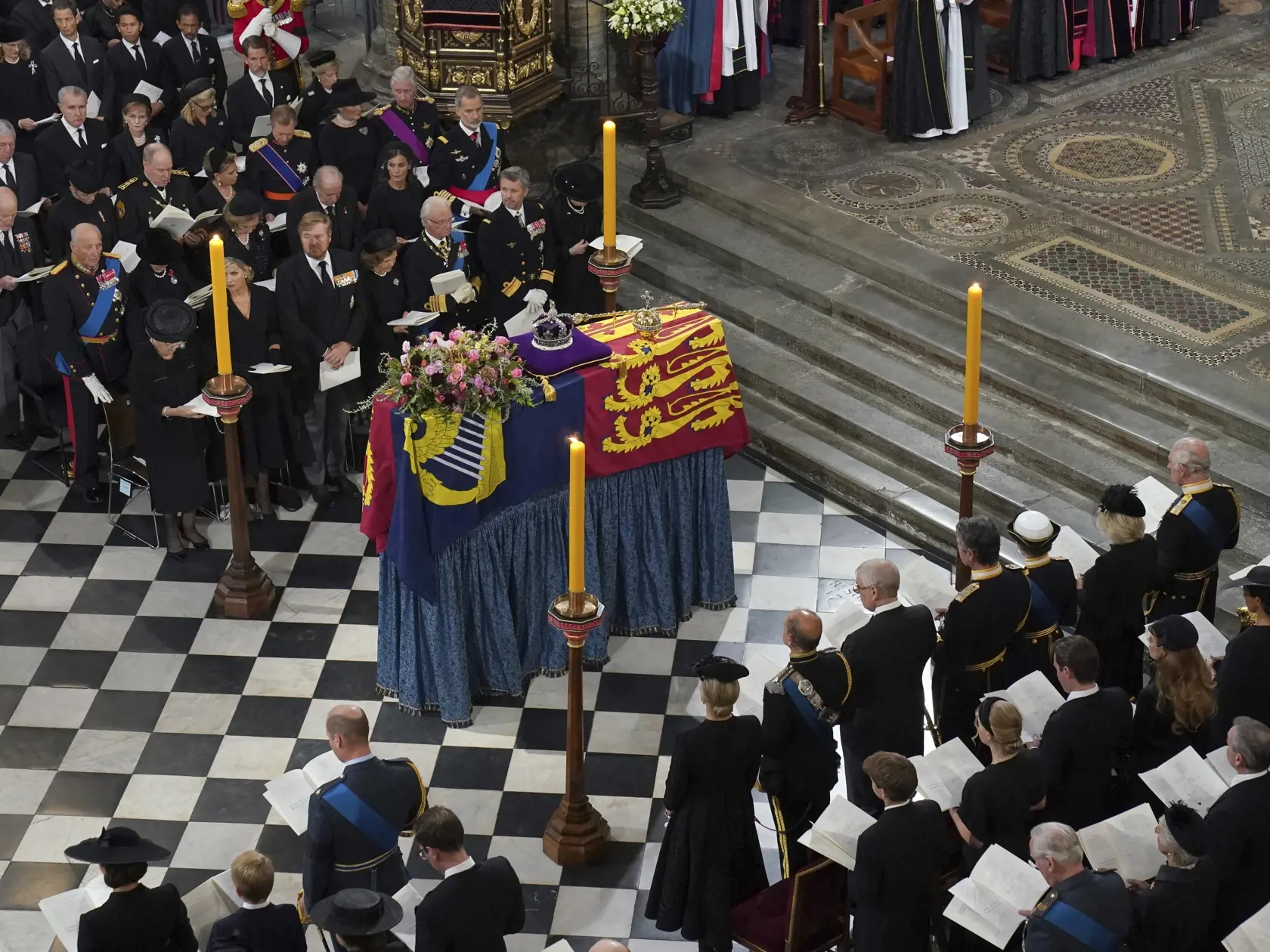 WA 63 Londýn - Rakva s pozostatkami zosnulej britskej kráľovnej Alžbety II. sa nachádza v blízkosti oltára počas  štátneho pohrebu panovníčky vo Westminsterskom opátstve v Londýne v pondelok 19. septembra 2022. Štátny pohreb panovníčky sa začal v pondelok o 11.00 h (12.00 SELČ). Kráľovná Alžbeta II. zomrela 8. septembra vo veku 96 rokov vo svojom letnom sídle Balmoral v Škótsku. FOTO TASR/AP


Archbishop of Canterbury, the Most Reverend Justin Welby speaking during the State Funeral of Queen Eli