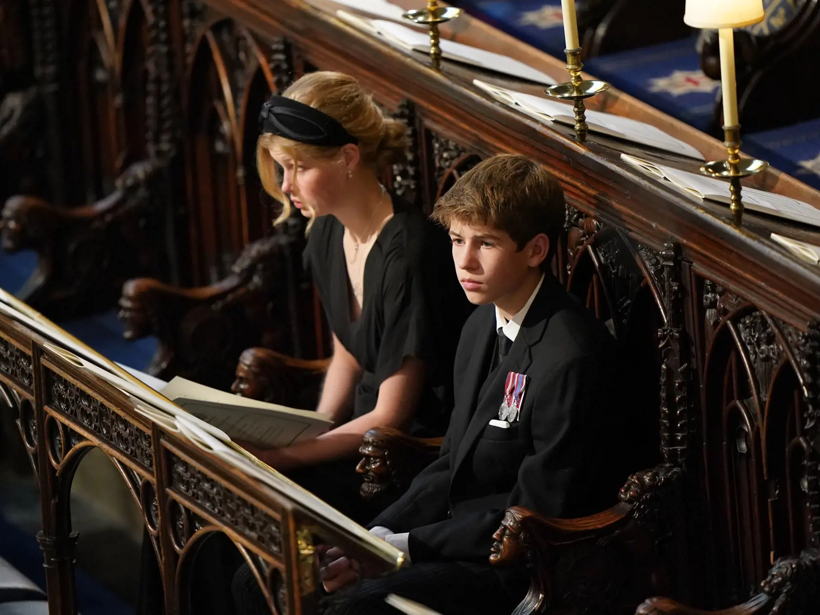 KK30 Windsor - Na snímke Lady Louise Windsor a  James, vikomt Severn, deti britského princa Edwarda čakajú na obrad rozžehnania sa s telom v Kaplnke svätého Juraja na hrade Windsor v pondelok 19. septembra 2022. Obrad rozžehnania sa s telom kráľovnej Alžbety II. sa uskutočnil o 17.00 h SELČ vo windsorskej Kaplnke sv. Juraja. Tam panovníčku v rámci súkromného obradu o 20.30 h SELČ aj pochovajú po boku jej manžela princa Philipa, ktorý zomrel vlani v apríli vo veku 99 rokov. Kráľovná Alžbeta II. z