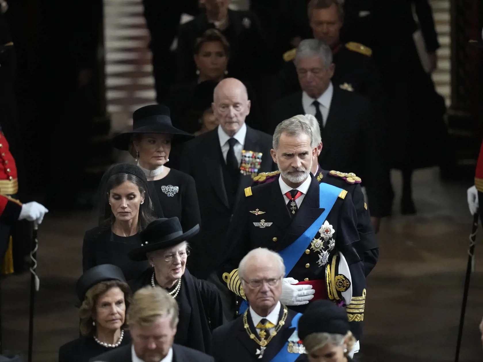 KK8 Londýn - Na snímke sprava švédsky kráľ Carl Gustaf, švédska kráľovná Silvia, dánska kráľovná Margaréta II., španielsky kráľ Filip VI. a španielska kráľovná Letizia, belgický kráľ Filip a belgická kráľovná Mathilde odchádzajú po skončení štátneho pohrebu zosnulej britskej kráľovnej Alžbety II. z Westminsterského opátstva v Londýne v pondelok 19. septembra 2022. Štátny pohreb panovníčky sa začal v pondelok o 11.00 h (12.00 SELČ). Rakvu následne previezli k Wellingtonovmu víťaznému oblúku a ďal