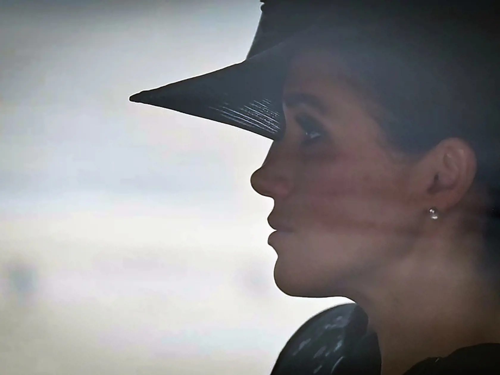 Vojvodkyňa zo Sessexu Meghan sa rozhodla uctiť si Alžbetu II. perlovými náušnicami, ktoré dostala od samotnej kráľovnej.