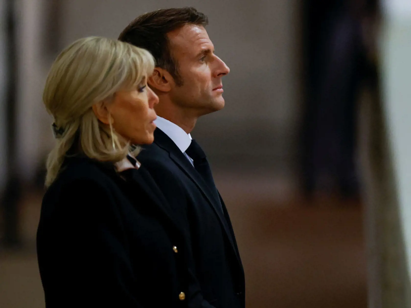 Na pohreb kráľovnej Alžbety II. v Londýne prišli politickí lídri, monarchovia aj zástupcovia diplomatických delegácií z celého sveta. Na fotke Brigitte a Emmanuel Macronovci.