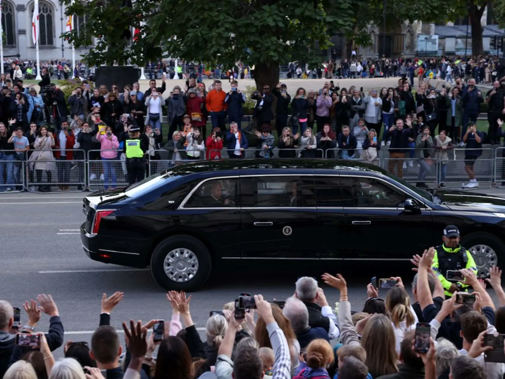Na pohreb kráľovnej Alžbety II. v Londýne prišli politickí lídri, monarchovia aj zástupcovia diplomatických delegácií z celého sveta. Na fotke limuzína s Bidenovcami.