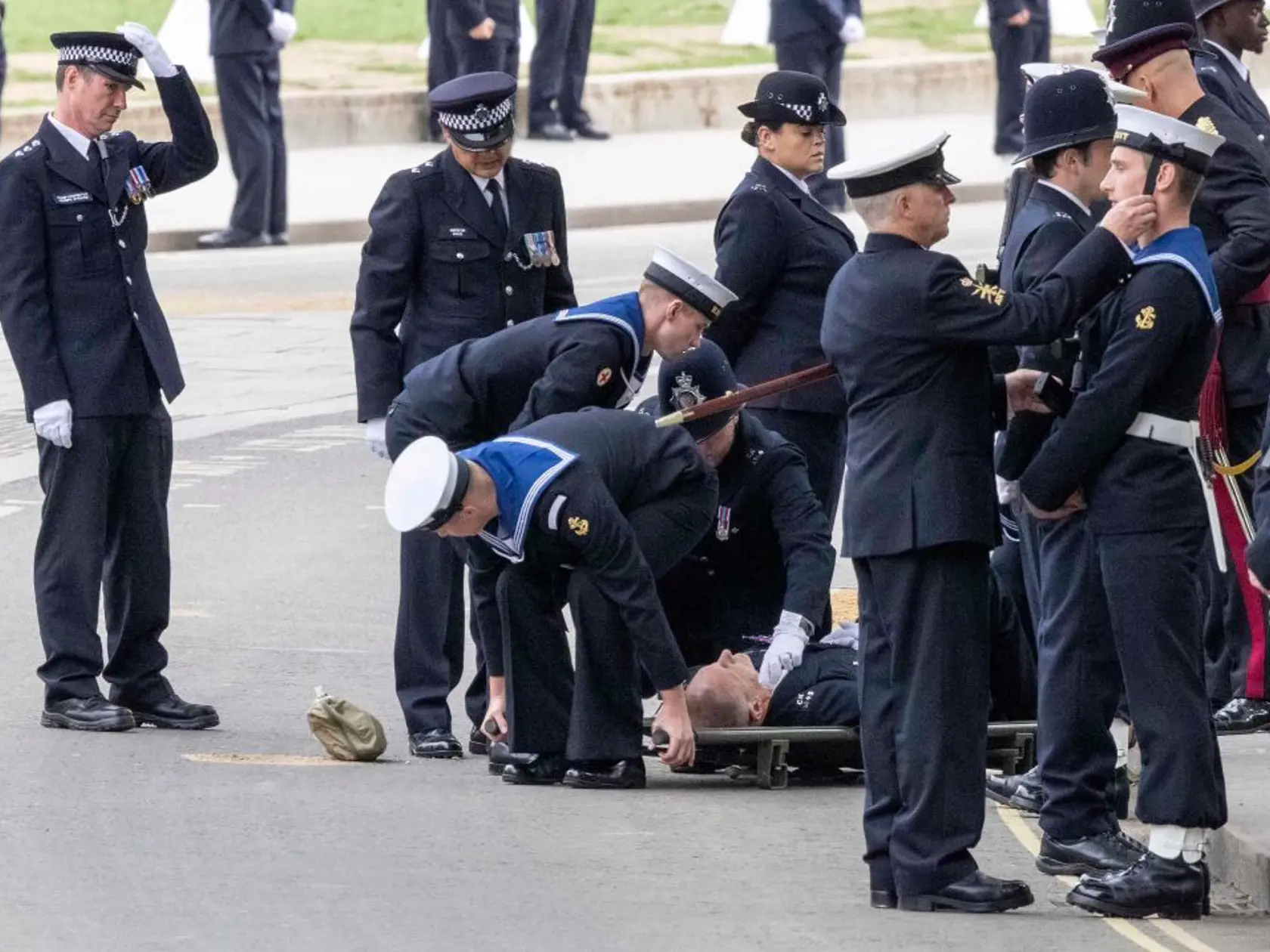 Počas kráľovninho pohrebu odniesli na nosidlách policajta, ktorý v službe skolaboval.