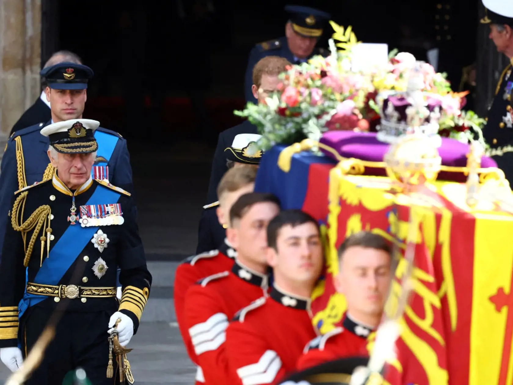 Sprievod vynáša rakvu kráľovnej Alžbety II. z Westminsterského opátstva.