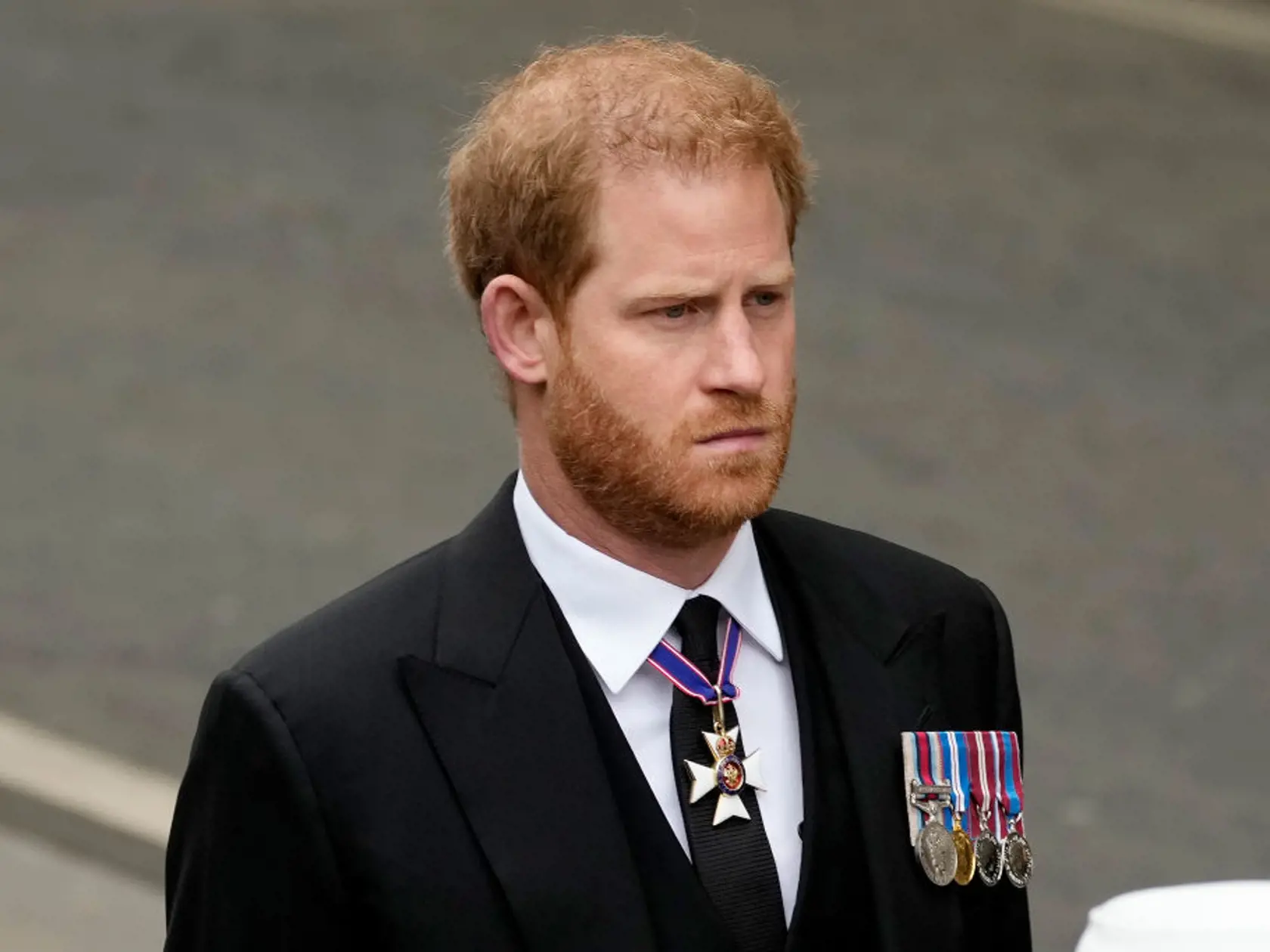 Vojvoda zo Sussexu Harry nemal na pohrebe vojenskú uniformu.