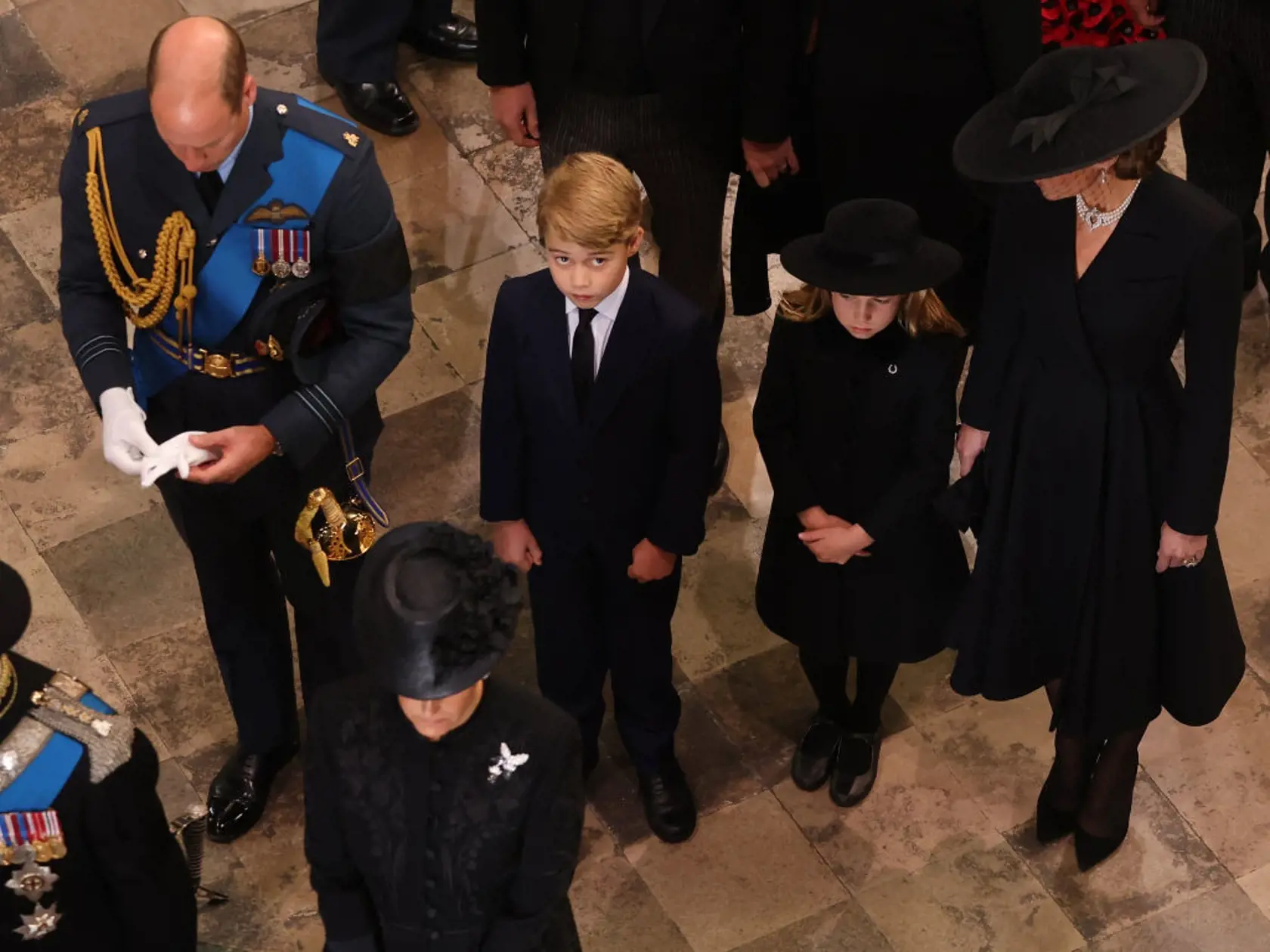 Do Westminsterského paláca dorazila Kate v čiernej róbe spolu so svojimi deťmi, princom Georgom (9) a princeznou Charlotte (7).