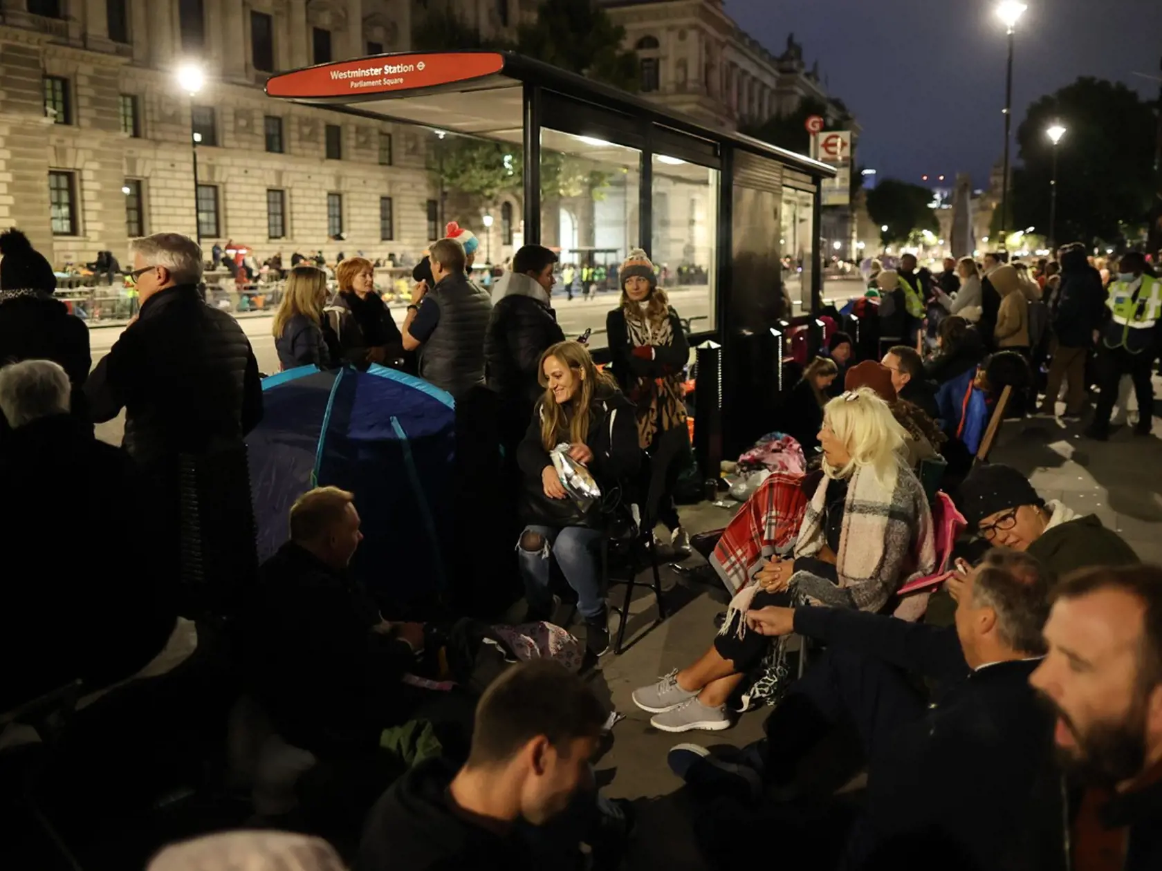 Na londýnskej ulici Whitehall sa už od skorého rána zhromažďujú smútiaci Briti, čakajú na pohreb zosnulej kráľovnej.