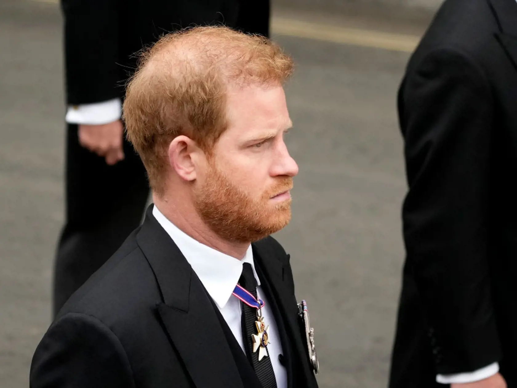 Vojvoda zo Sussexu Harry nemal na pohrebe vojenskú uniformu.