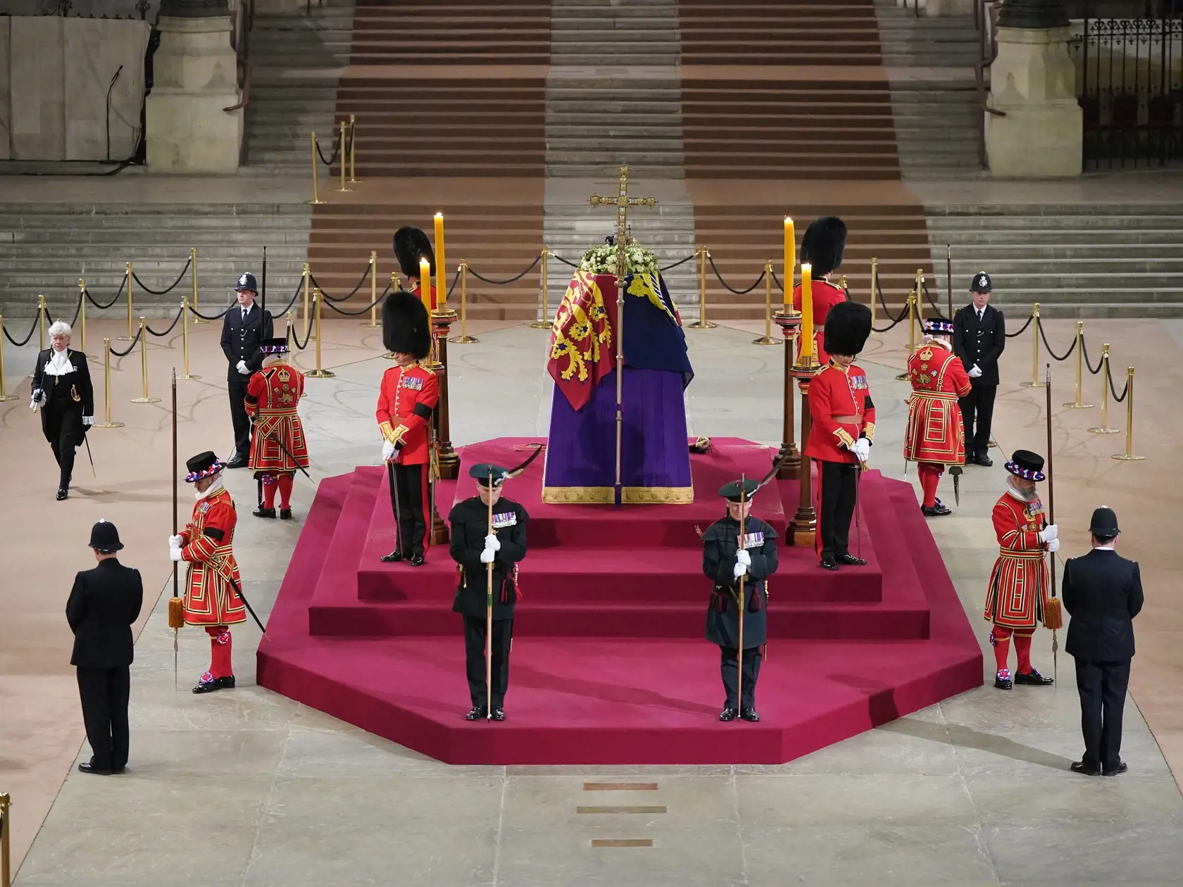 WA 25 Londýn - Hlavná ceremoniárka Snemovne lordov, hornej komory Parlamentu Spojeného kráľovstva, Sarah Clarkeová (vľavo), vzdáva poctu zosnulej britskej kráľovnej Alžbete II., ktorej rakva bola vystavená so štátnymi poctami v priestoroch Westminsterského paláca v Londýne v pondelok 19. septembra 2022. Pozostatky panovníčky previezli do Westminsterského opátstva, kde sa o 11.00 h miestneho času (12.00 h SELČ) začal štátny pohreb. FOTO TASR/AP

Black Rod pays her respects at 06:30am inside Westm