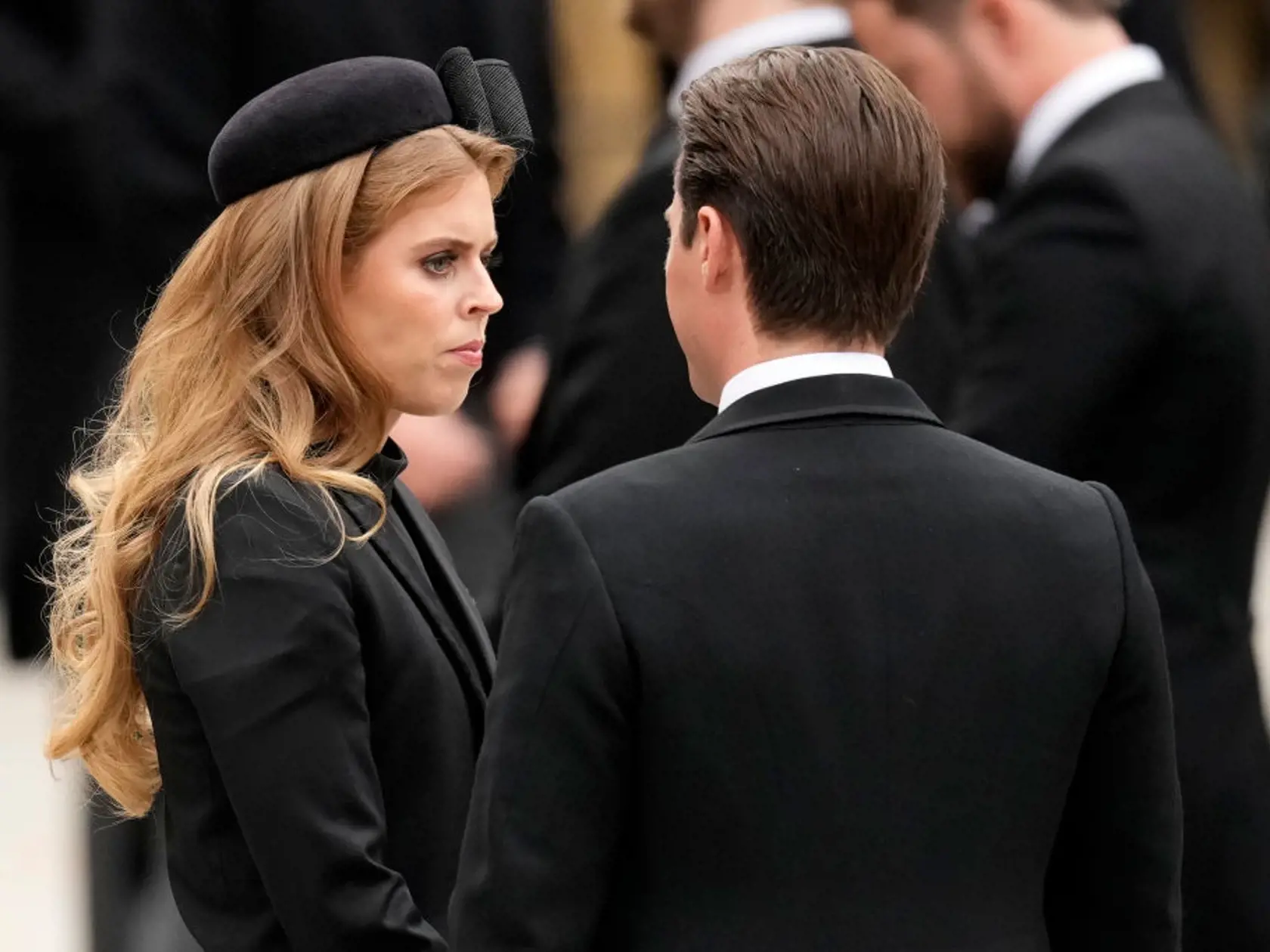 Vnučka kráľovnej Alžbety II. princezná Beatrice na pohrebe babičky.