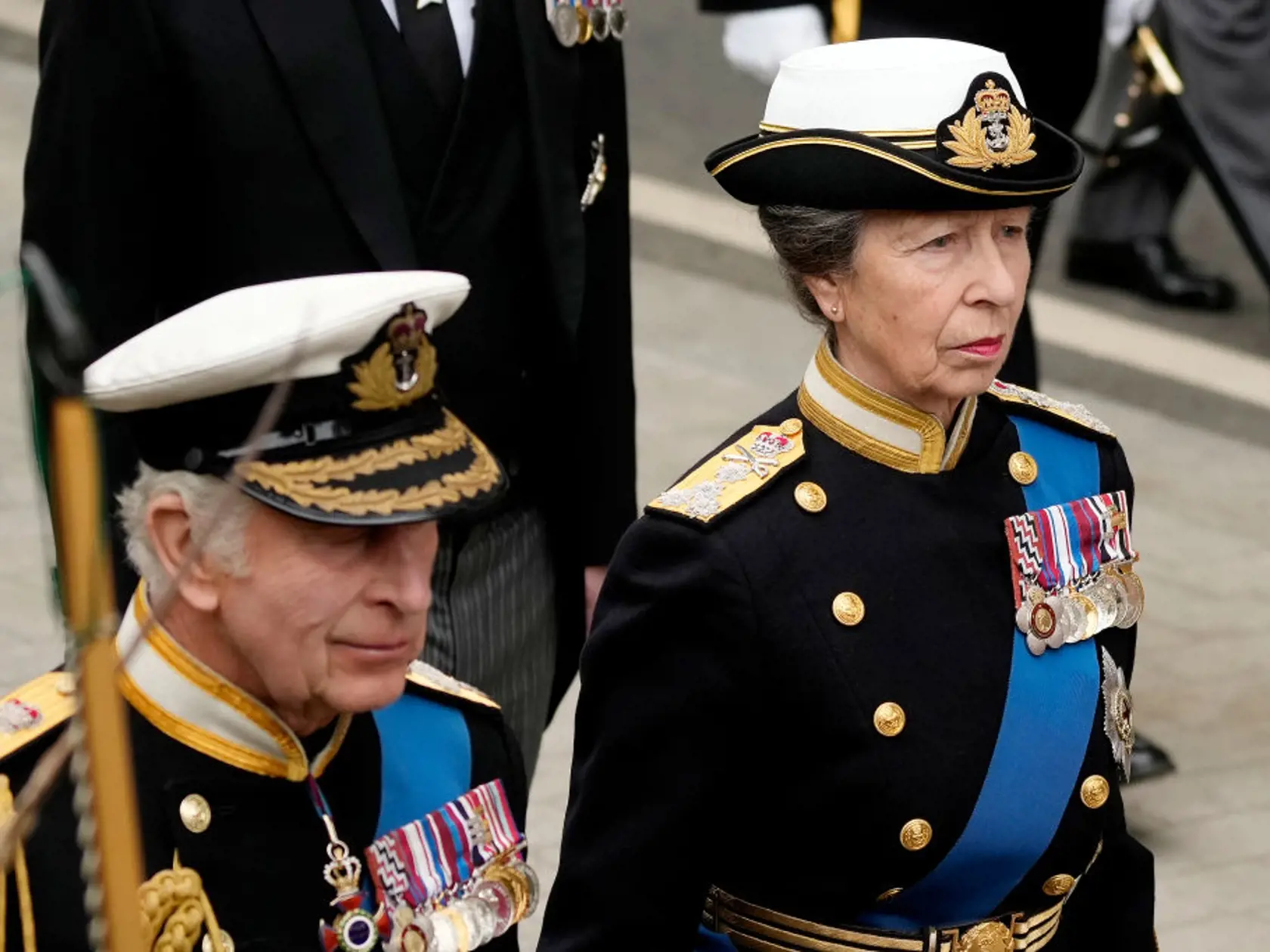 Kráľ Charles III. so sestrou princeznou Anne na pohrebe kráľovnej Alžbety II.