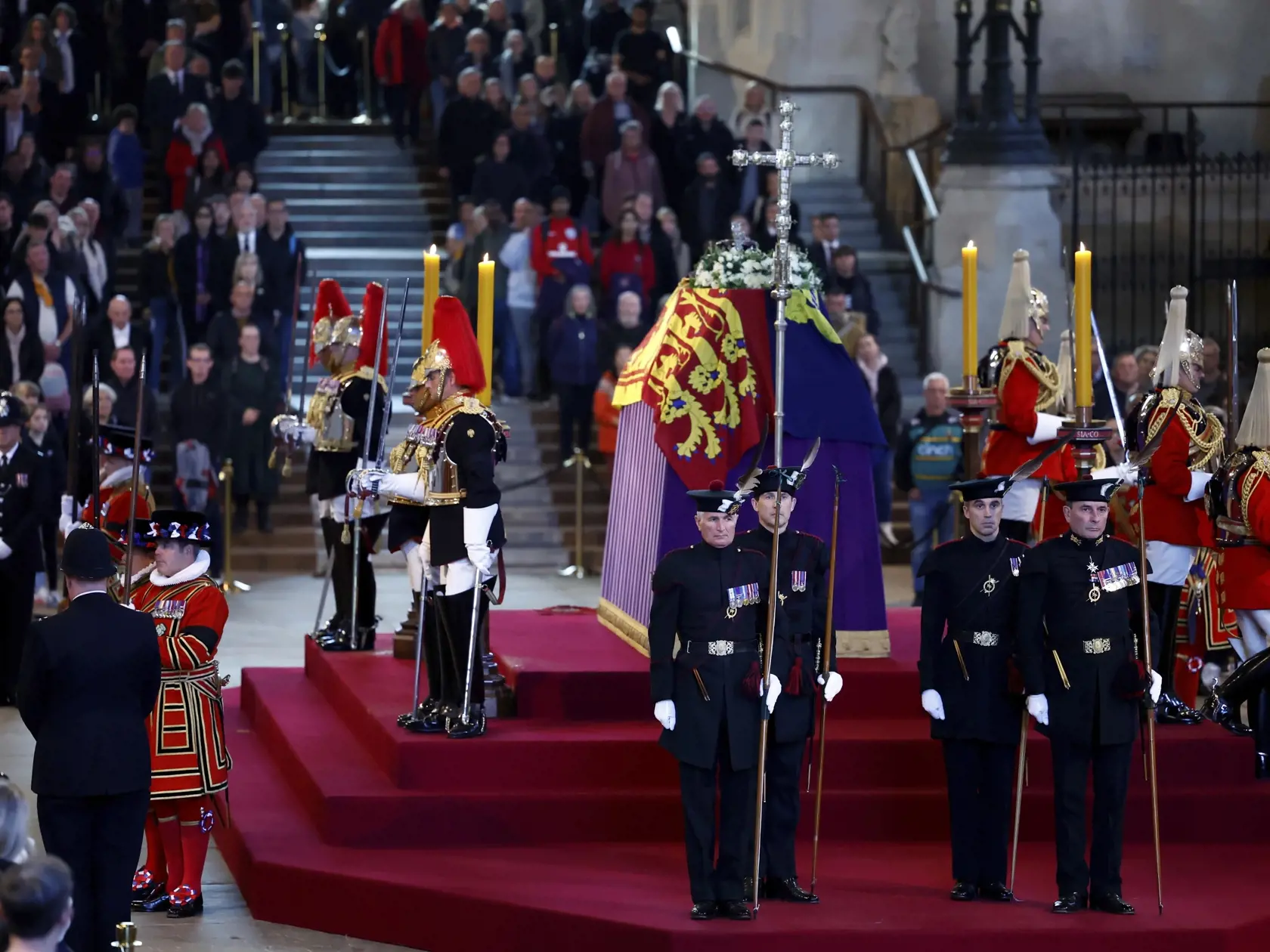 Ľudia si uctievajú pamiatku pri rakve s telesnými pozostatkami zosnulej britskej kráľovnej Alžbety II. vo Westminster Hall, najstaršej časti Westminsterského paláca v Londýne 18. septembra 2022. Tisícky ľudí sa zhromaždili v noci na nedeľu v Londýne, aby vyjadrili poslednú úctu zosnulej britskej panovníčke Alžbete II. Alžbetina rakva je od stredy na štyri dni vystavená so štátnymi poctami vo Westminster Hall, najstaršej časti Westminsterského paláca. Pohreb sa uskutoční v pondelok 19. septembra.