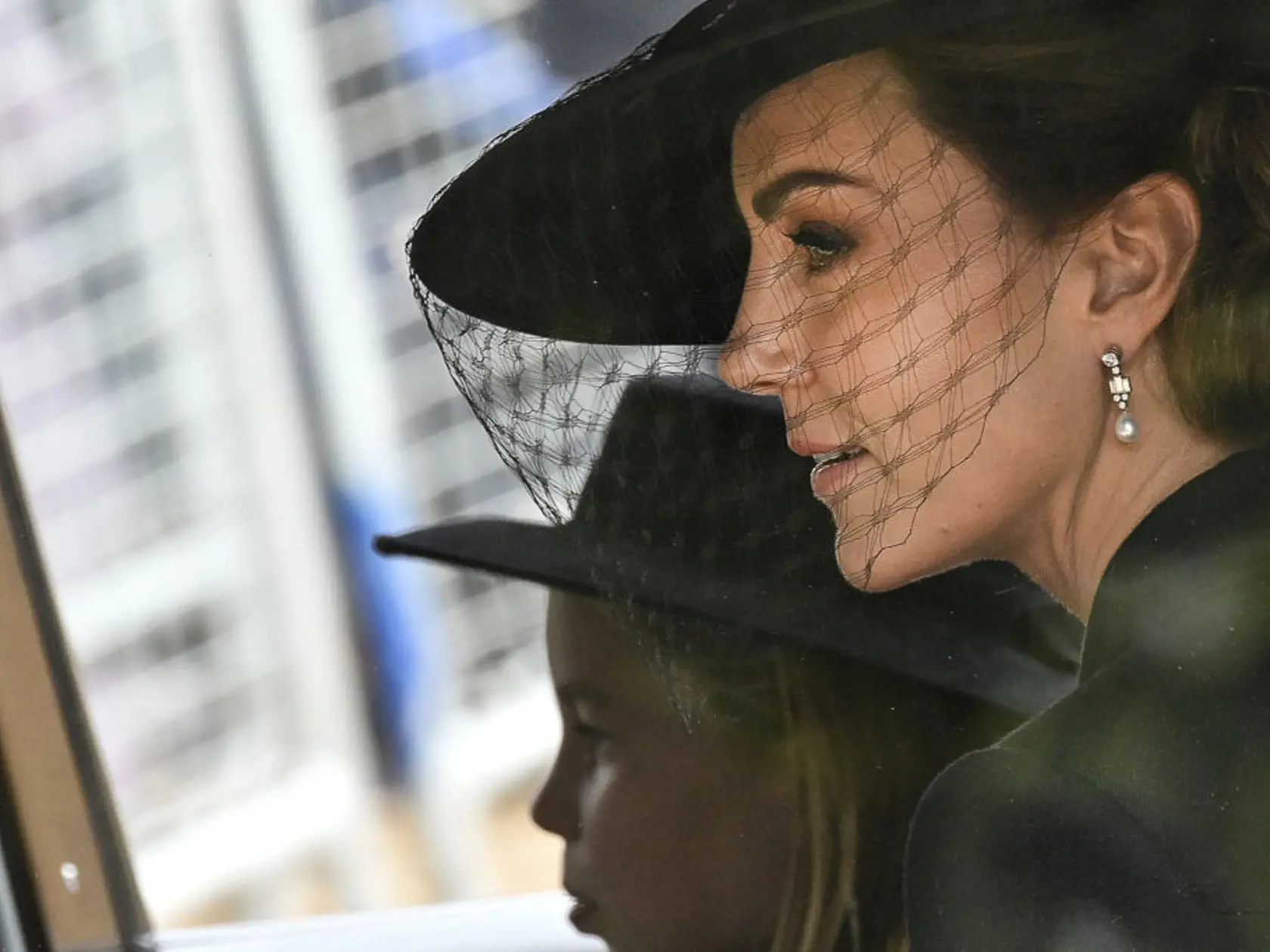 Kate na pohrebe s dcérou Charlotte.