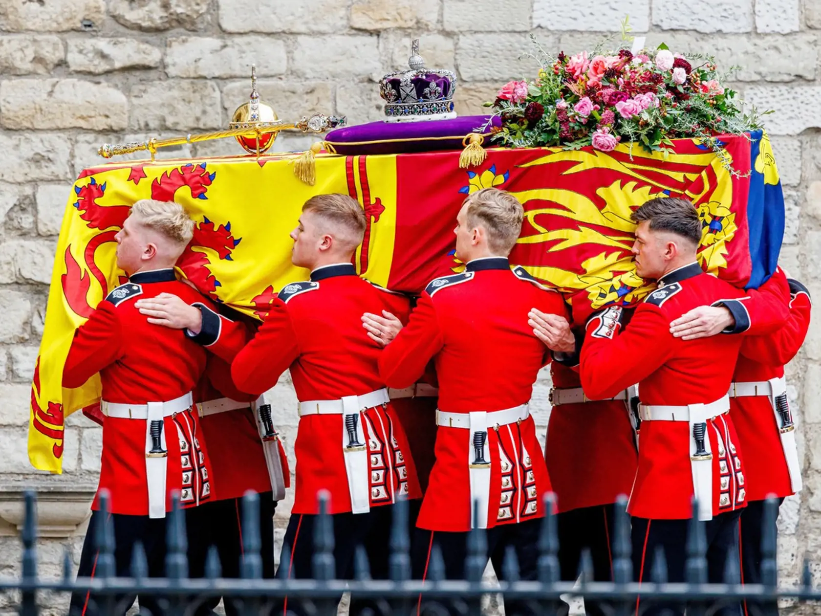 Z ôsmich mladíkov, ktorí niesli 227-kilovú truhlu s Alžbetou vyztuženú olovom, sa v Británii stali celebrity.
