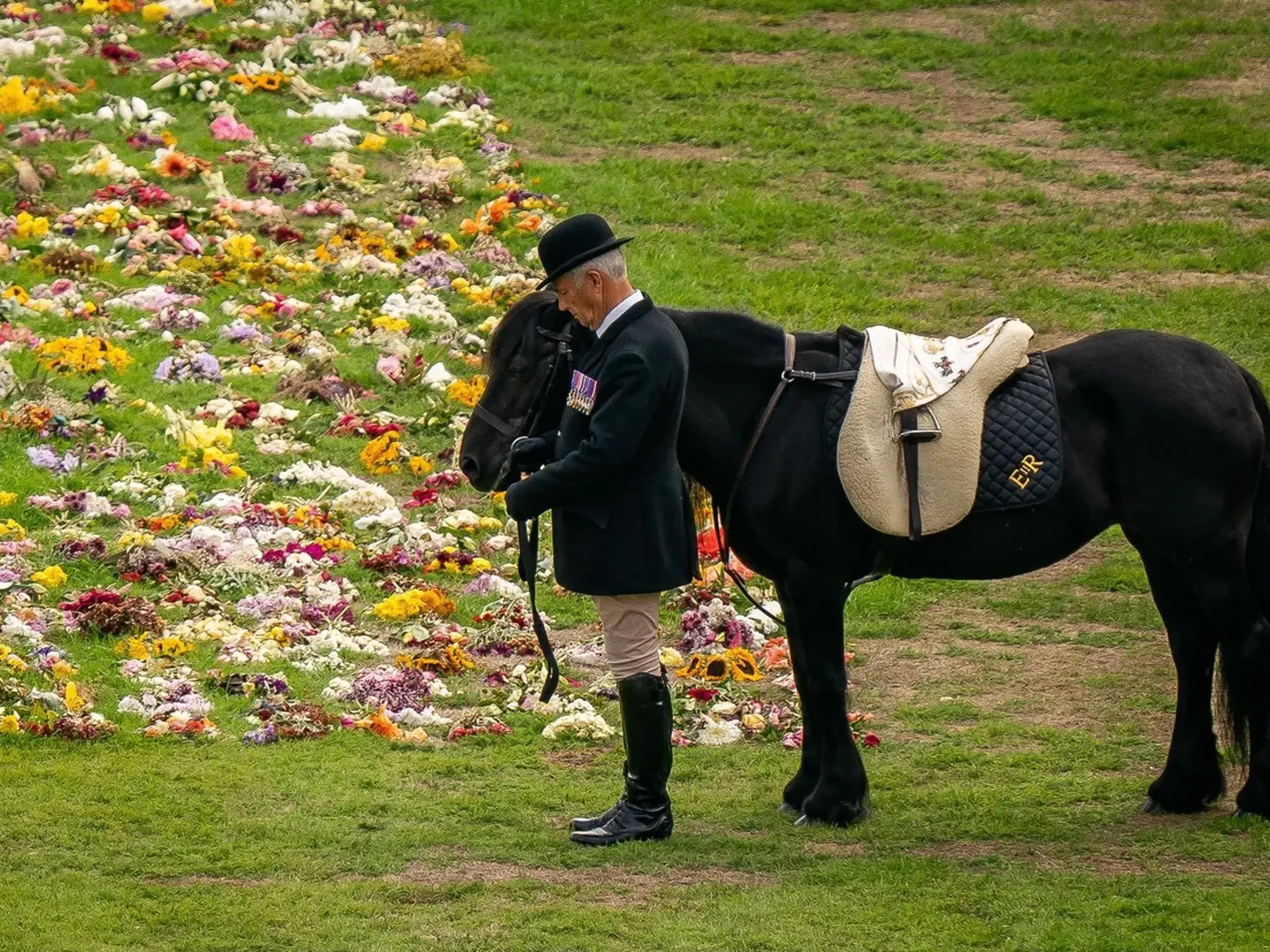 S Alžbetou sa lúčil aj jej poník Emma, ktorý mal cez sedlo prehodený jednu z kráľovniných hodvábnych šatiek.