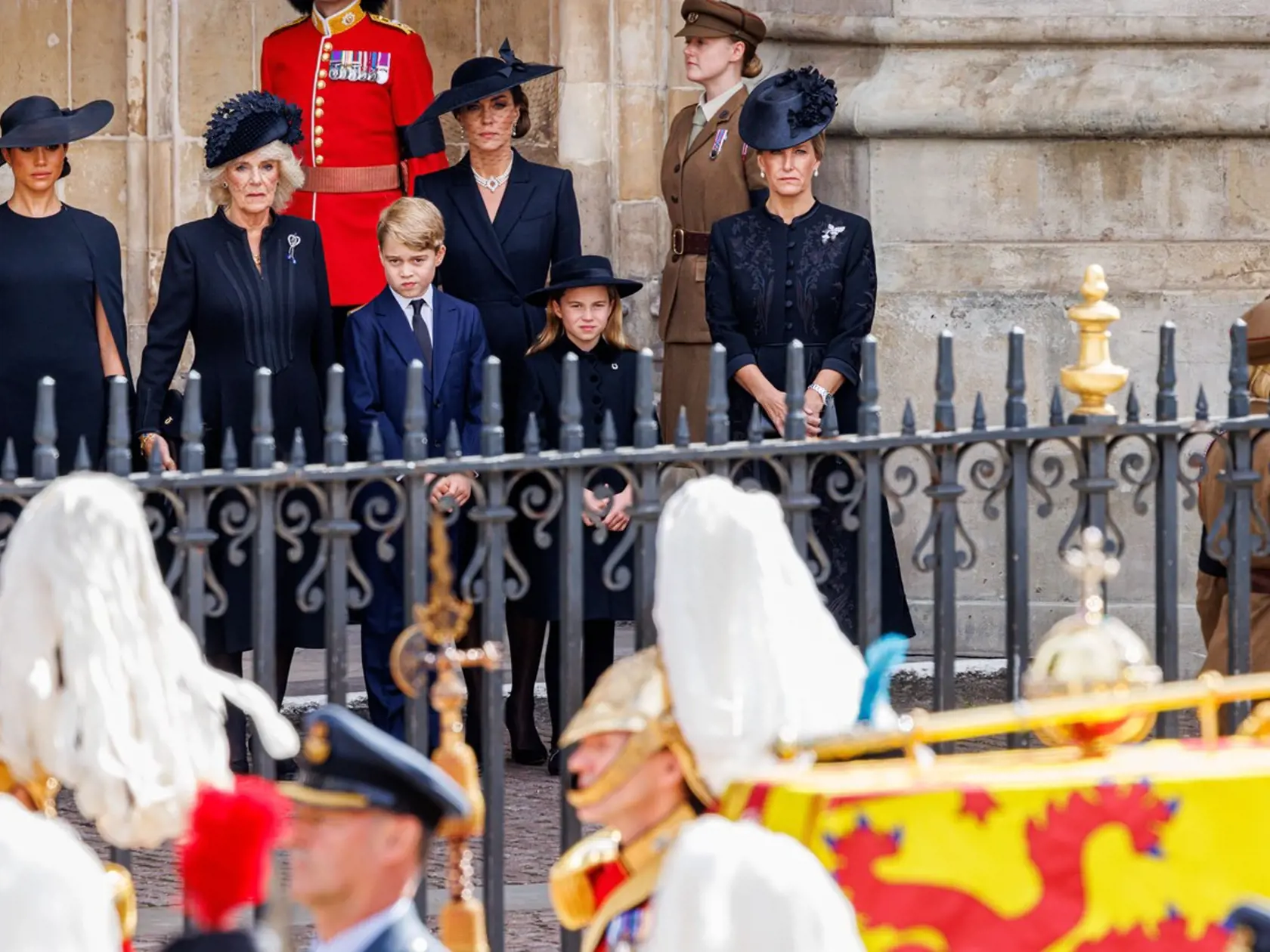 Charlotte Georgeovi miestami radila, čo má robiť. Napríklad mu povedala, aby sa uklonil, keď okolo neho prechádzal sprievod s truhlou.