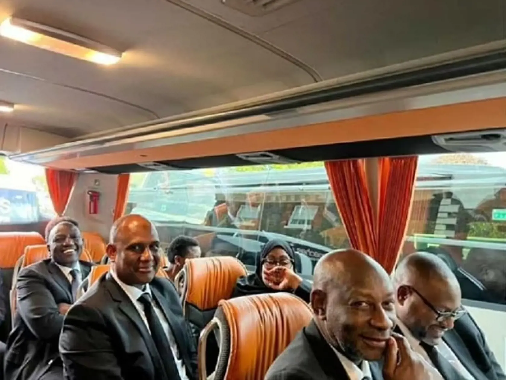 Na prepravu dvoch tisícov hostí najala kráľovská rodina špeciálne autobusy. Len americký prezident Joe Biden trval na tom, že použije svoju opancierovanú limuzínu.