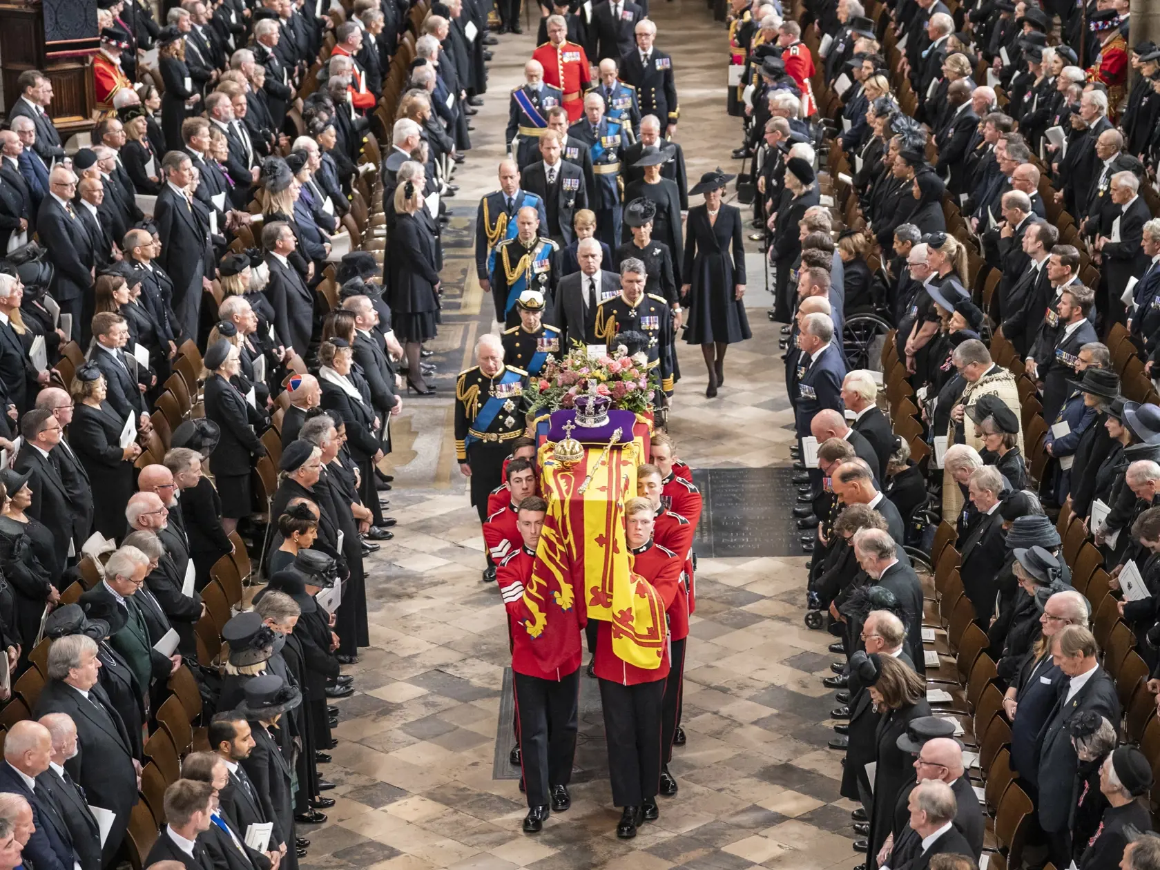 Kráľovnú sprevádzali lúčiaci sa Briti na každom kroku.