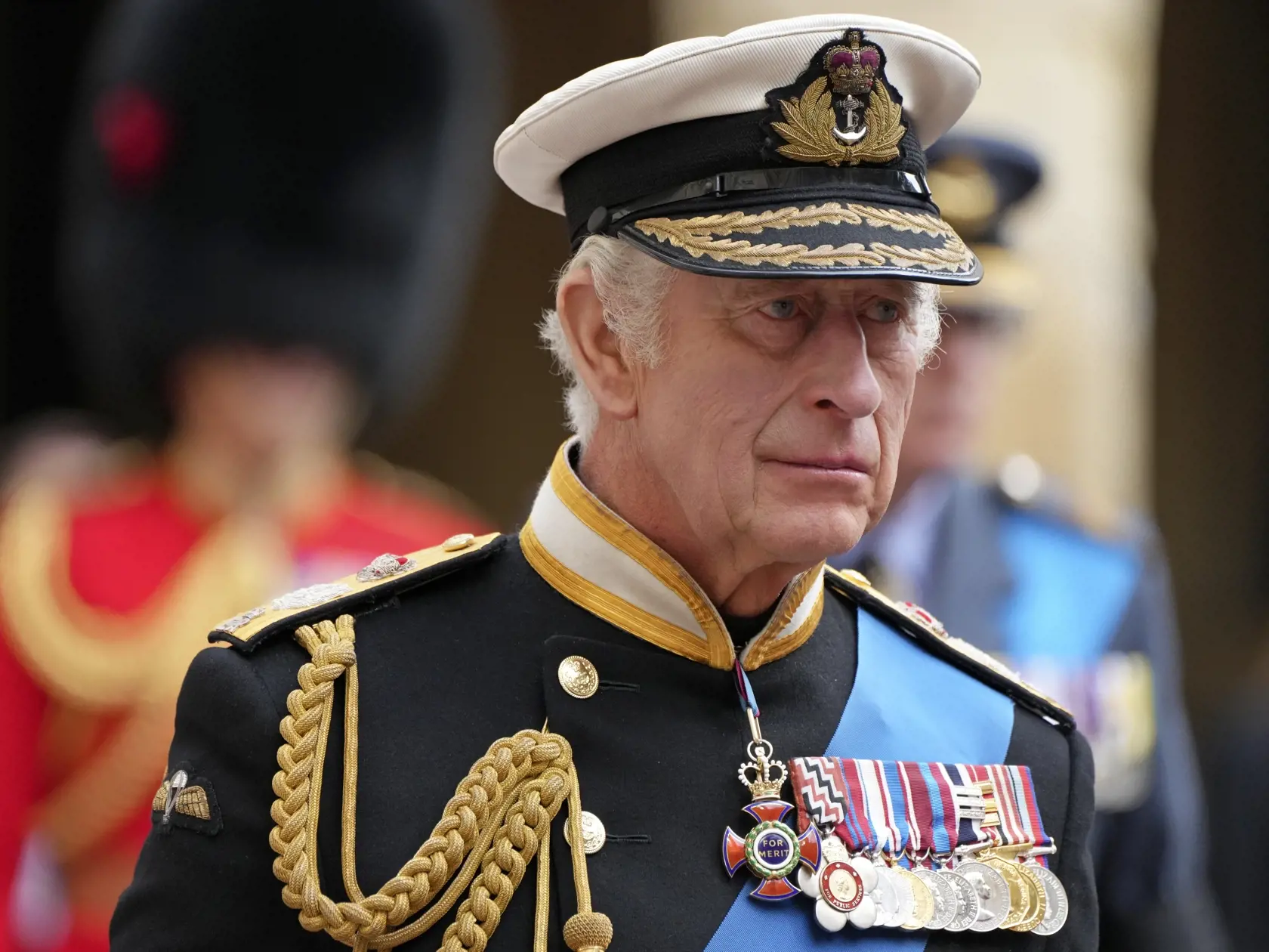 Keď sa spievala hymna, kráľ Charles III. ako jediný nespieval, pretože hymna sa v Británii spieva pre panovníka.