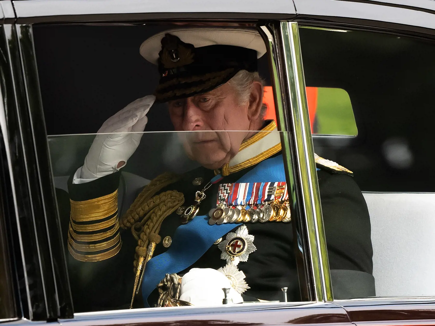 Keď sa spievala hymna, kráľ Charles III. ako jediný nespieval, pretože hymna sa v Británii spieva pre panovníka.