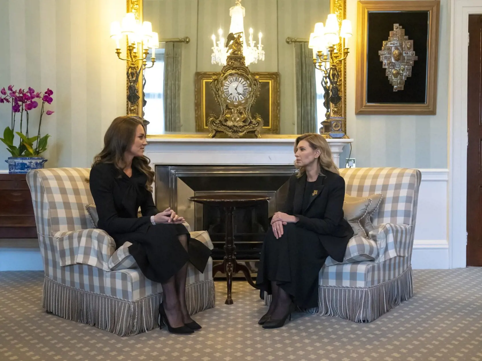 Ukrajinu na pohrebe Alžbety II. zastúpi prvá dáma Olena Zelenská, ktorú v paláci oficiálne prijala princezná z Walesu Kate Middleton.