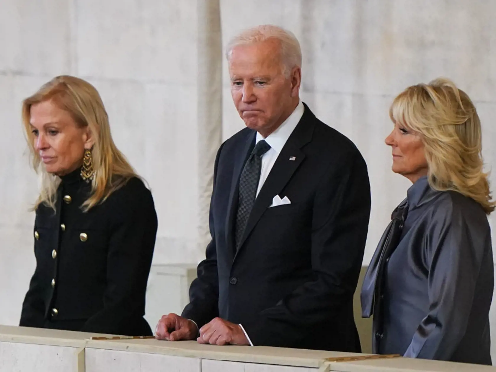 Na pohreb kráľovnej Alžbety II. v Londýne prišli politickí lídri, monarchovia aj zástupcovia diplomatických delegácií z celého sveta. Joe a Jill Bidenovci vzdali hold zosnulej panovníčke.
