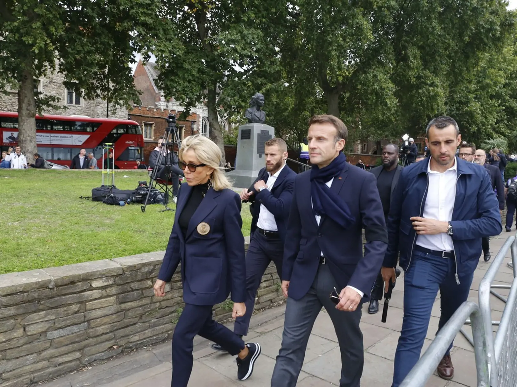 Na pohreb kráľovnej Alžbety II. v Londýne prišli politickí lídri, monarchovia aj zástupcovia diplomatických delegácií z celého sveta. Na fotke Brigitte a Emmanuel Macronovci.