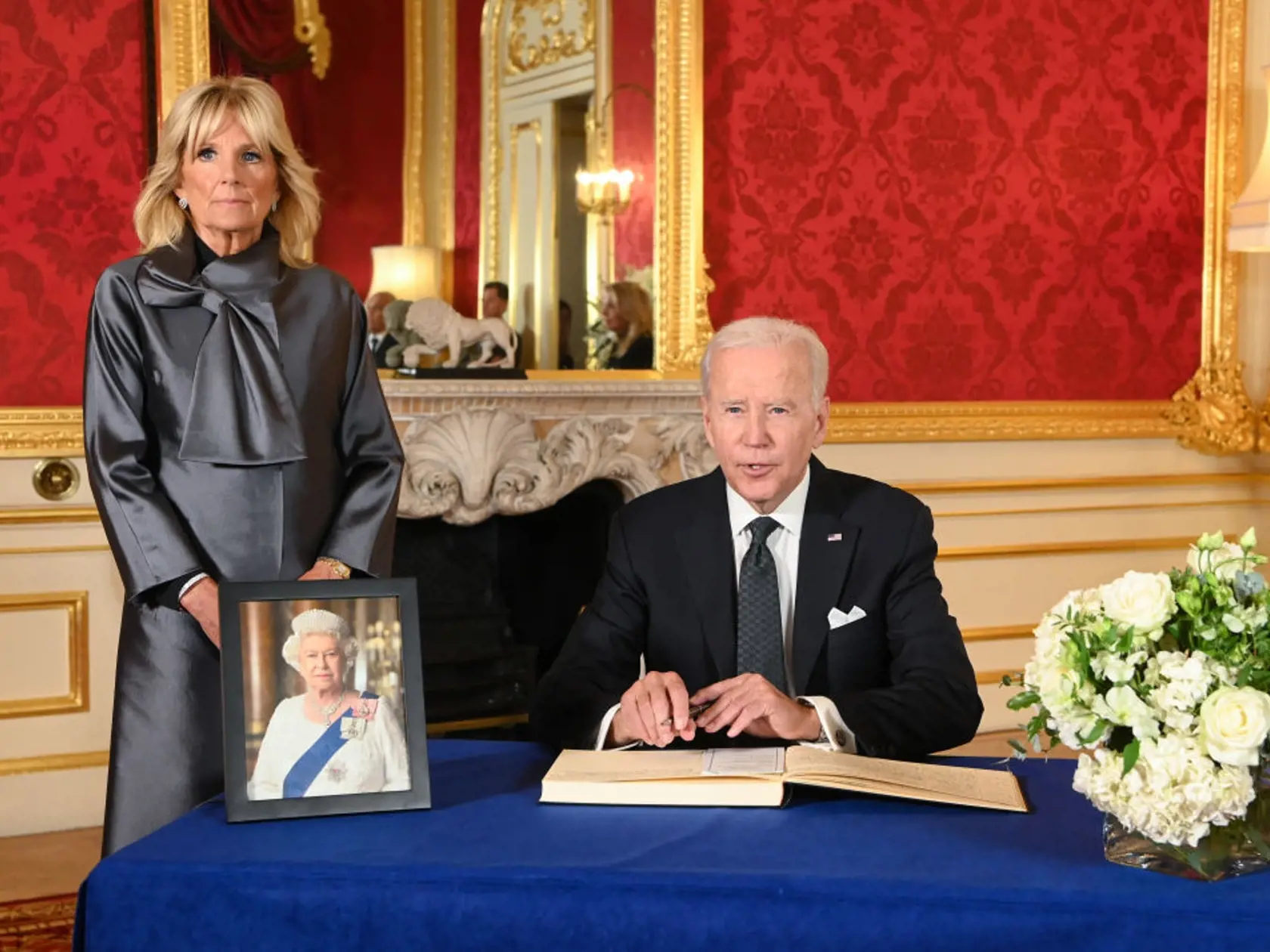 Na pohreb kráľovnej Alžbety II. v Londýne prišli politickí lídri, monarchovia aj zástupcovia diplomatických delegácií z celého sveta. Na fotke prvá dáma USA Jill Bidenová a prezident Joe Biden.