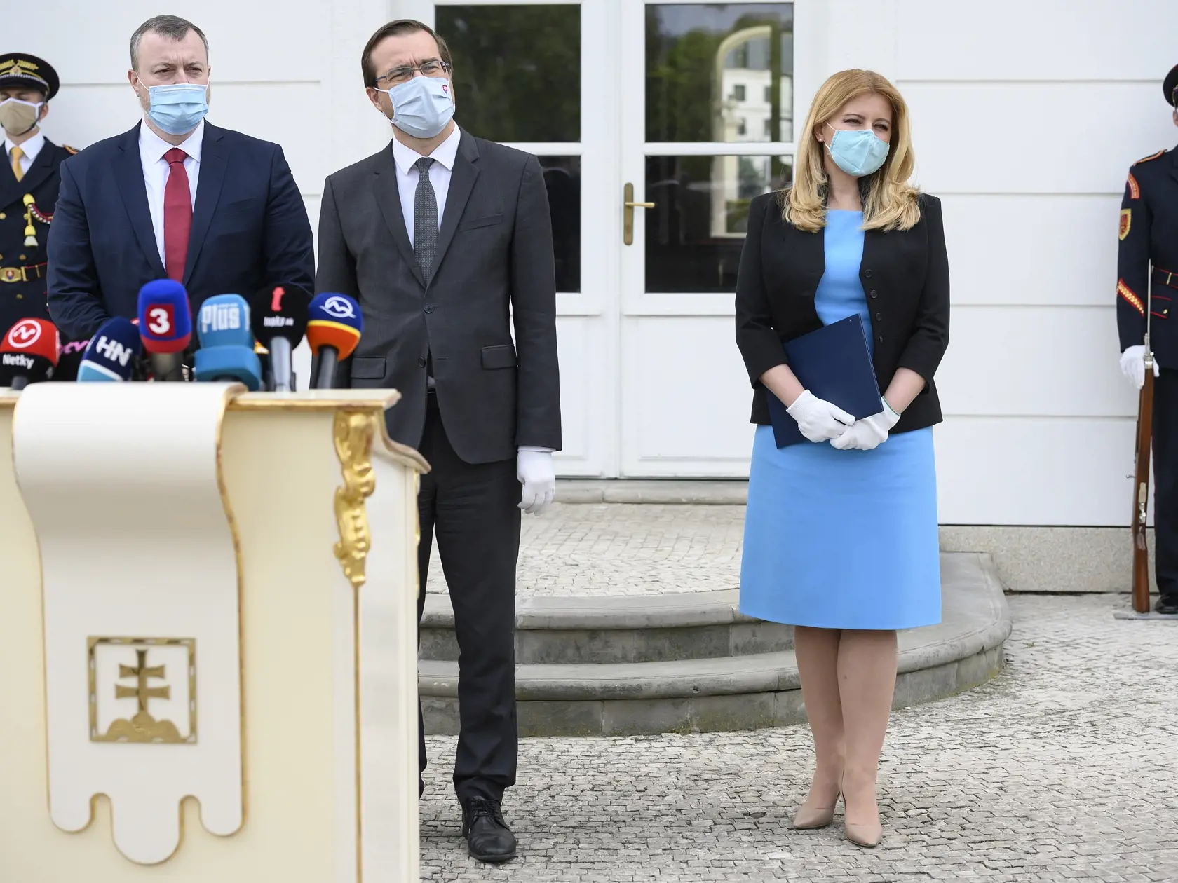 Na snímke sprava prezidentka SR Zuzana Čaputová, minister zdravotníctva SR Marek Krajčí a minister práce, sociálnych vecí a rodiny SR Milan Krajniak počas tlačovej konferencie po prijatí v Prezidentskom paláci 27. apríla 2020 v Bratislave. FOTO TASR - Pavel Neubauer