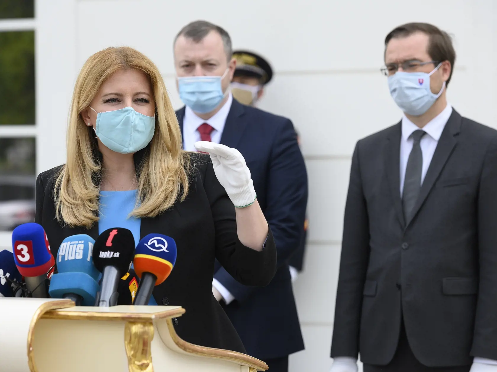 Na snímke v popradí prezidentka SR Zuzana Čaputová, vpravo minister zdravotníctva SR Marek Krajčí a vľavo minister práce, sociálnych vecí a rodiny SR Milan Krajniak počas tlačovej konferencie po prijatí v Prezidentskom paláci 27. apríla 2020 v Bratislave. FOTO TASR - Pavel Neubauer