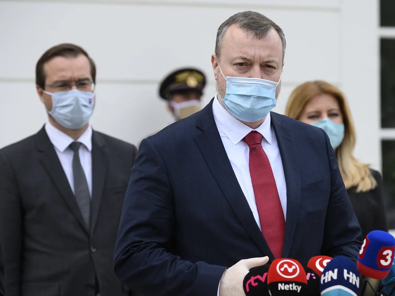Na snímke v popredí minister práce, sociálnych vecí a rodiny SR Milan Krajniak, vpravo v pozadí prezidentka Zuzana Čaputová a vľavo v pozadí minister zdravotníctva SR Marek Krajčí počas tlačovej konferencie po prijatí v Prezidentskom paláci 27. apríla 2020 v Bratislave. FOTO TASR - Pavel Neubauer